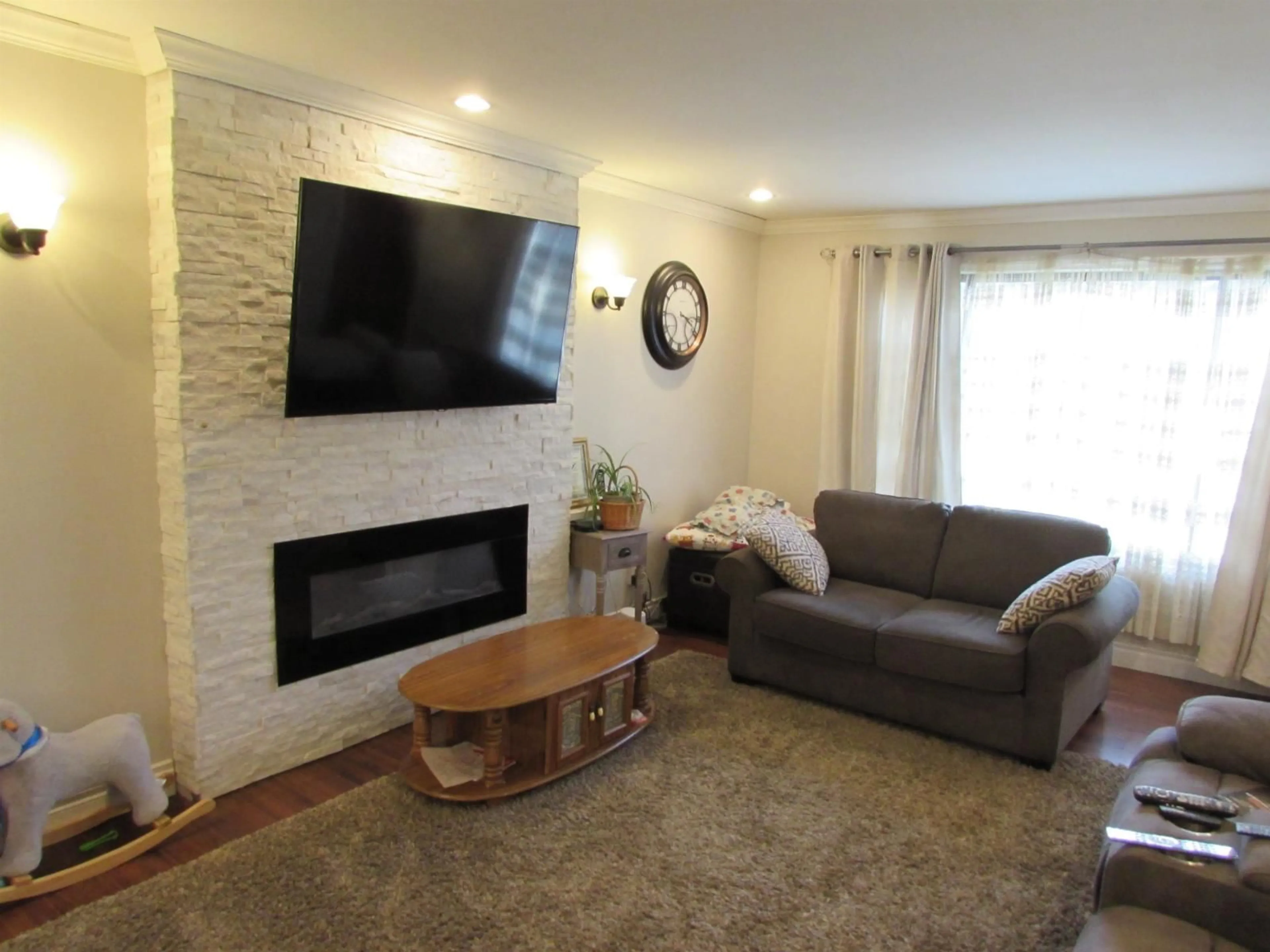 Living room with furniture, unknown for 2224 LUMAR, Abbotsford British Columbia V2S4R9