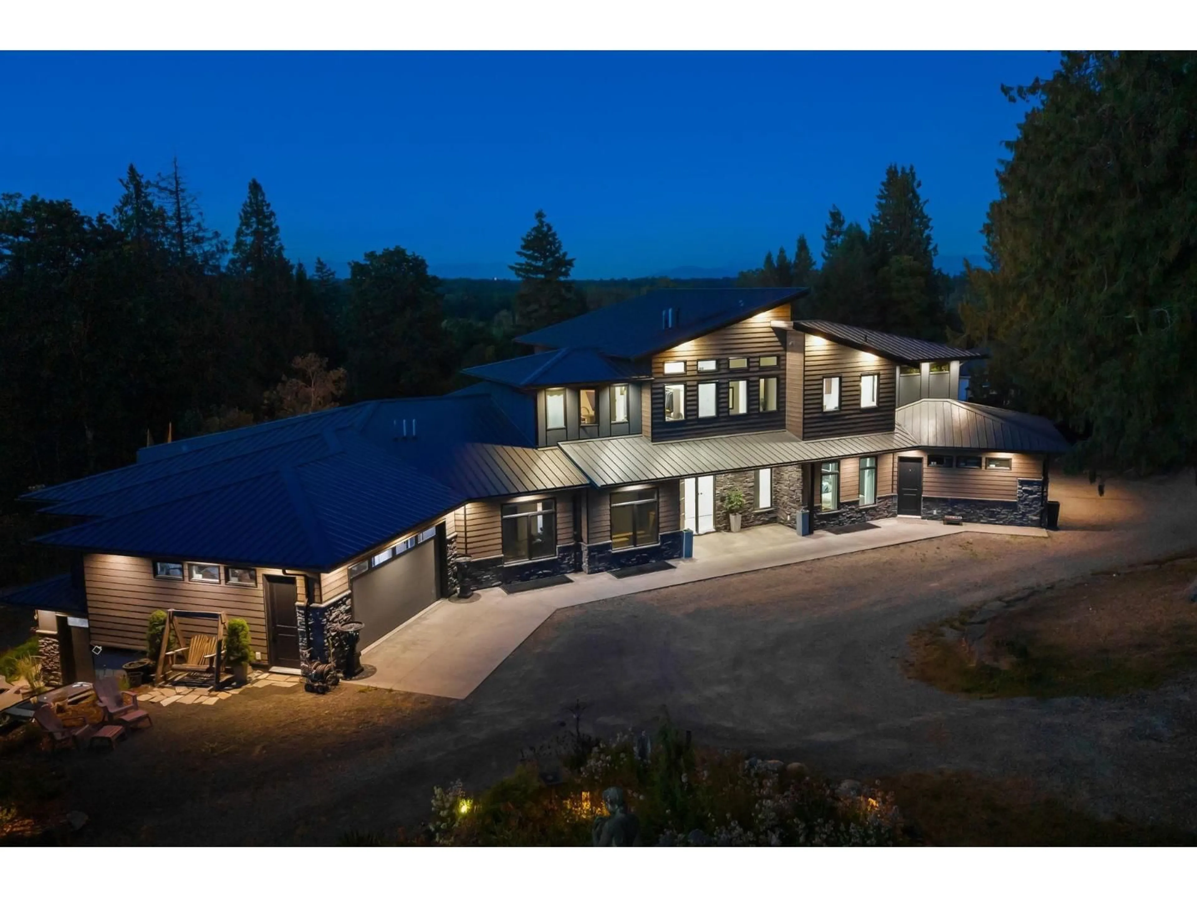 A pic from outside/outdoor area/front of a property/back of a property/a pic from drone, mountain view for 205 210, Langley British Columbia V2Z2G6