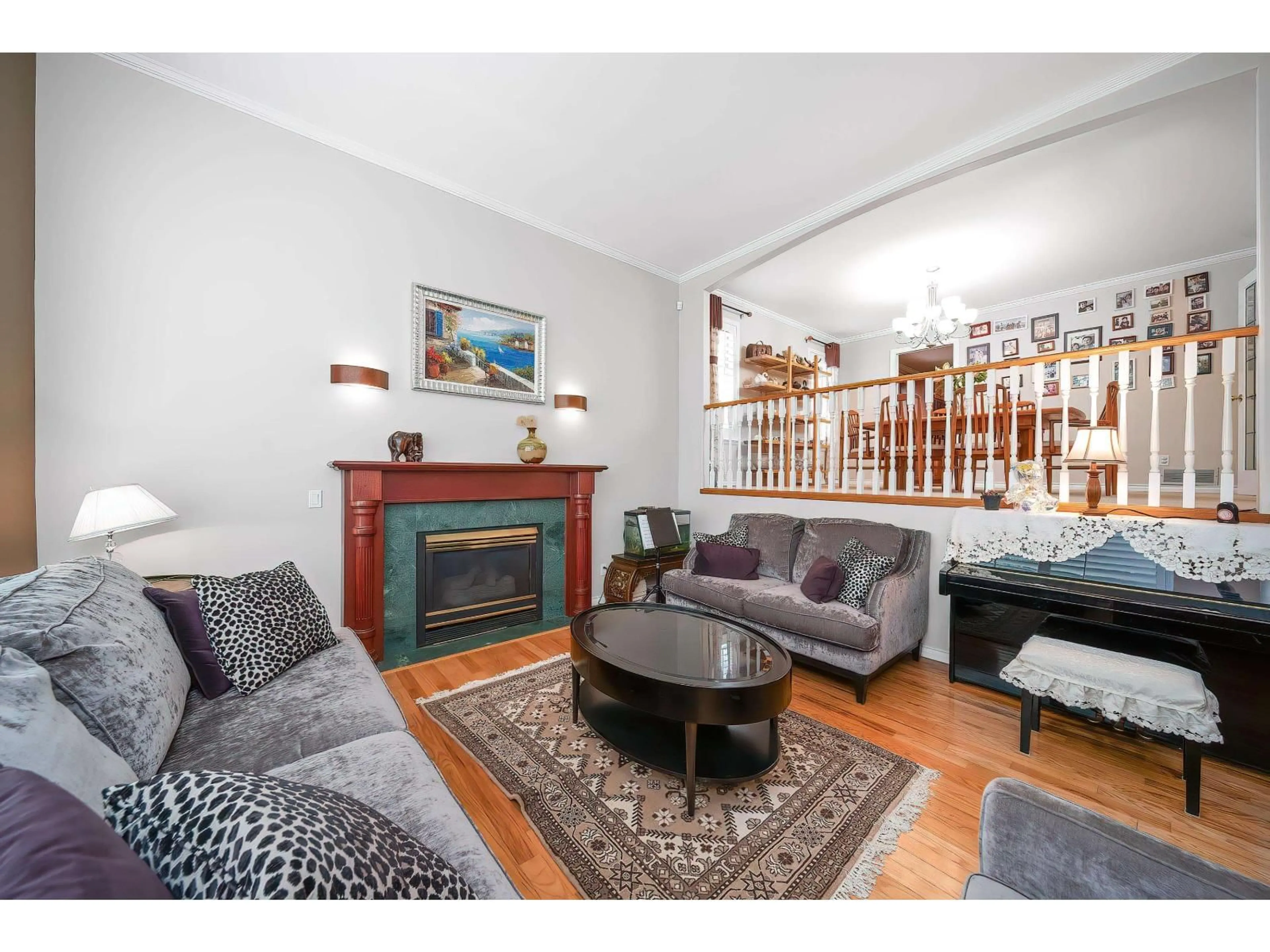Living room with furniture, wood/laminate floor for 14872 25A, Surrey British Columbia V4P1N8