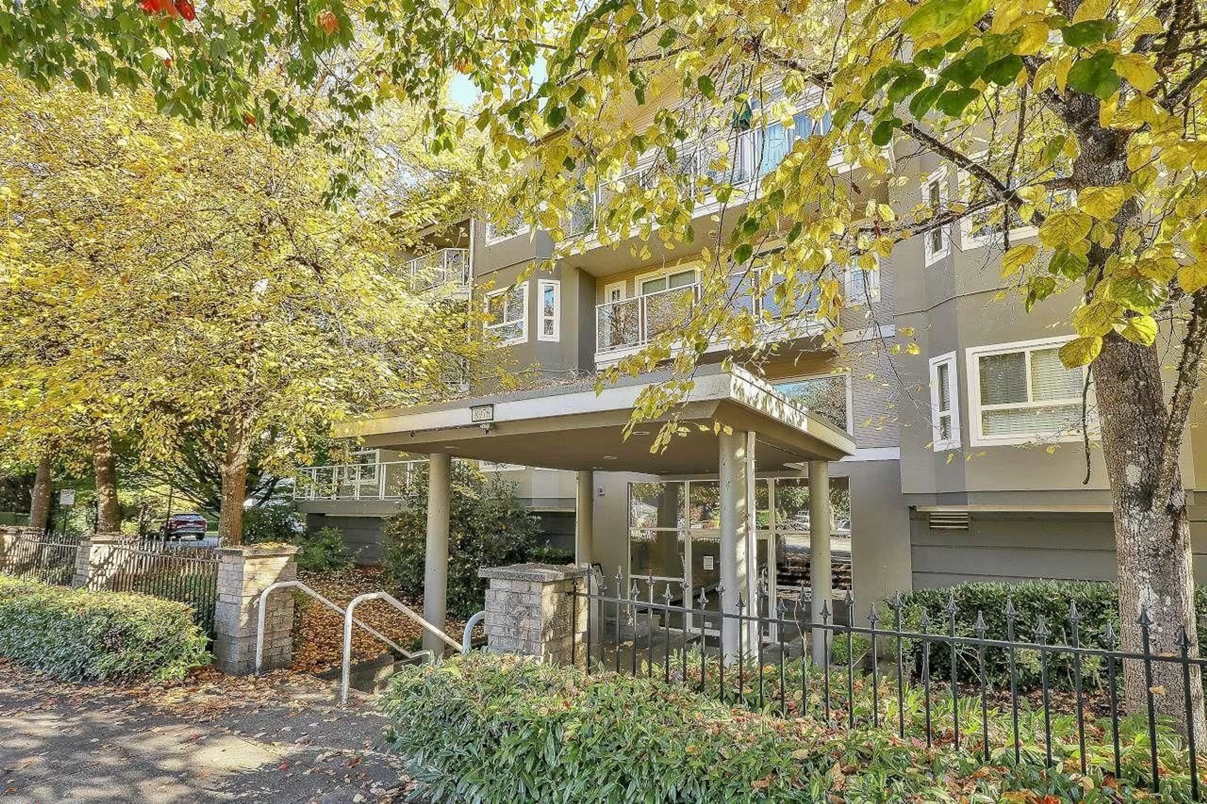 Patio, street for 306 - 8976 208, Langley British Columbia V1M2Y8
