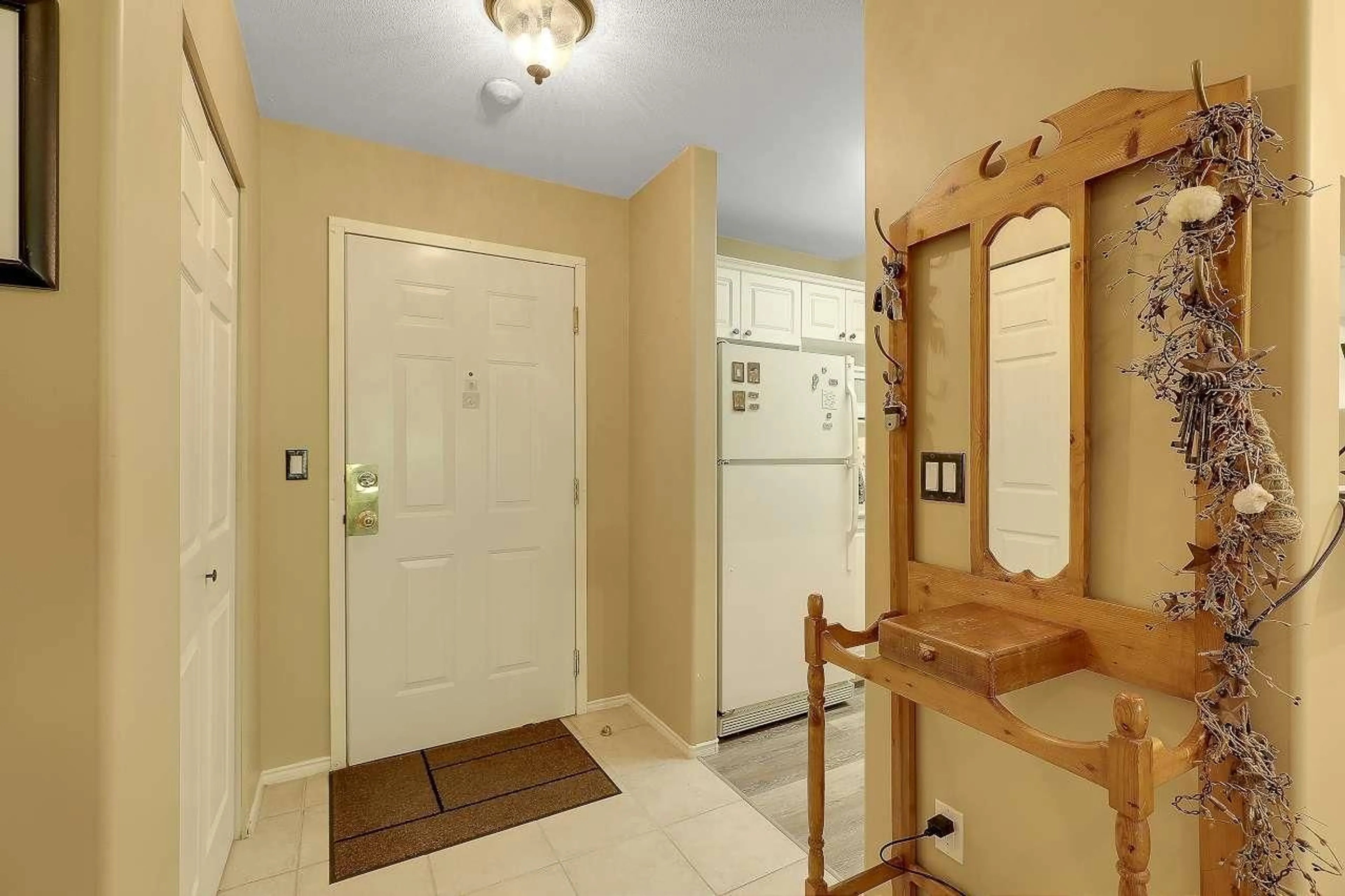 Indoor entryway for 306 - 8976 208, Langley British Columbia V1M2Y8