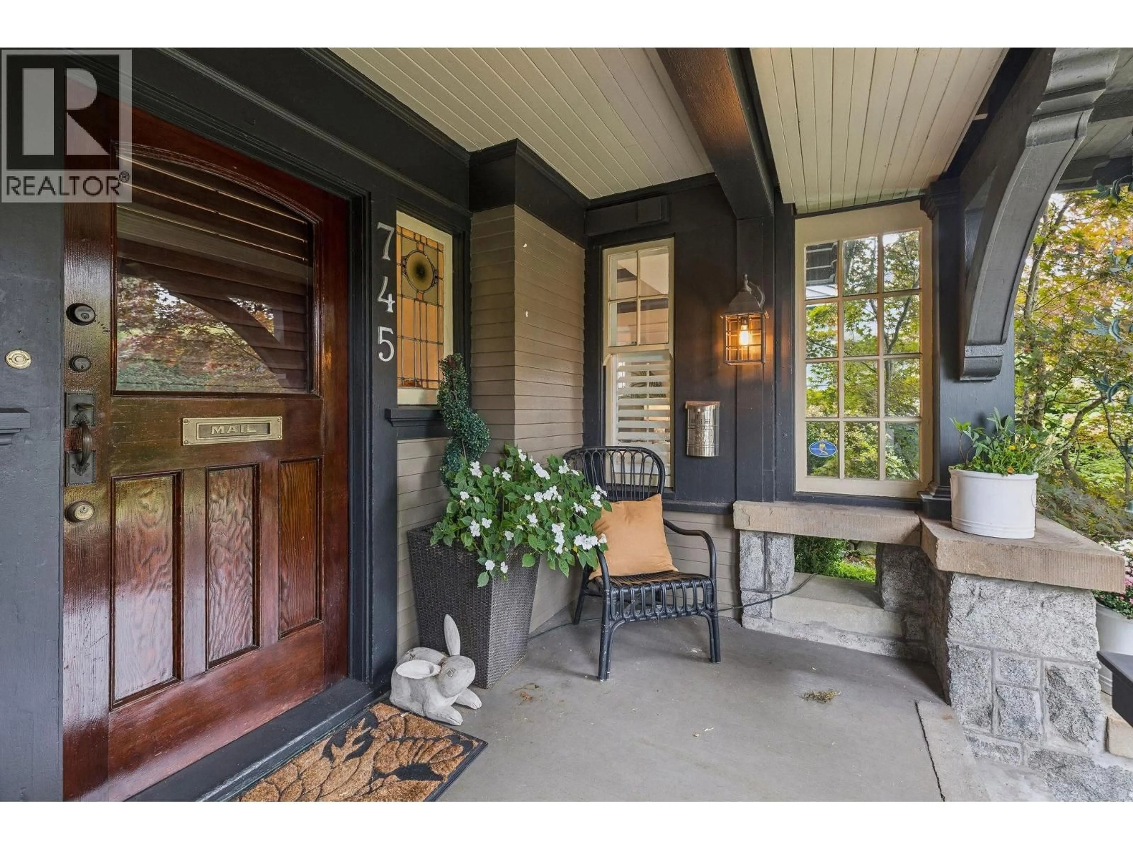 Indoor entryway for 745 GRAND BOULEVARD, North Vancouver British Columbia V7L3W3