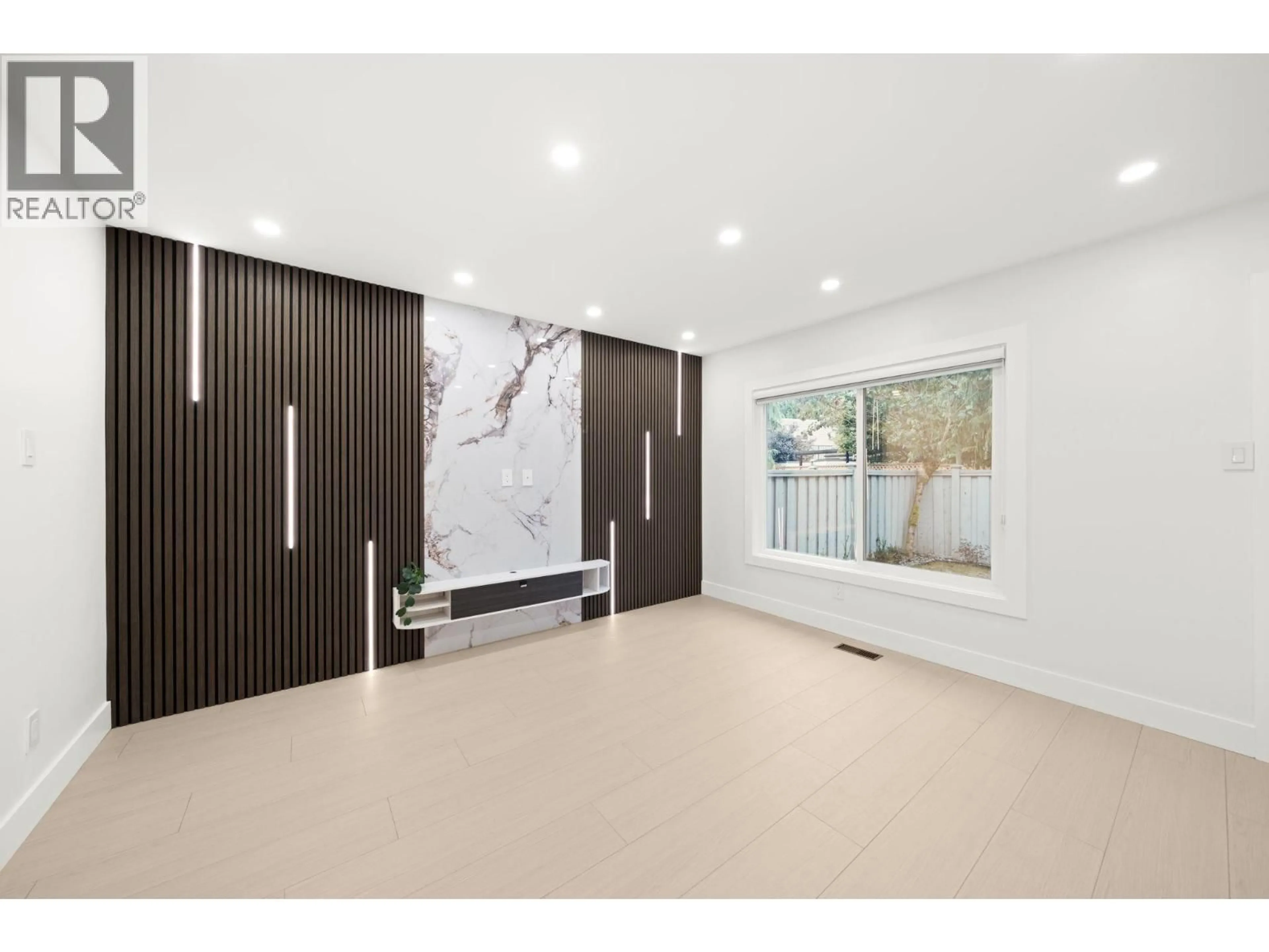 Indoor foyer for 48 - 3046 COAST MERIDIAN ROAD, Port Coquitlam British Columbia V3B5B6