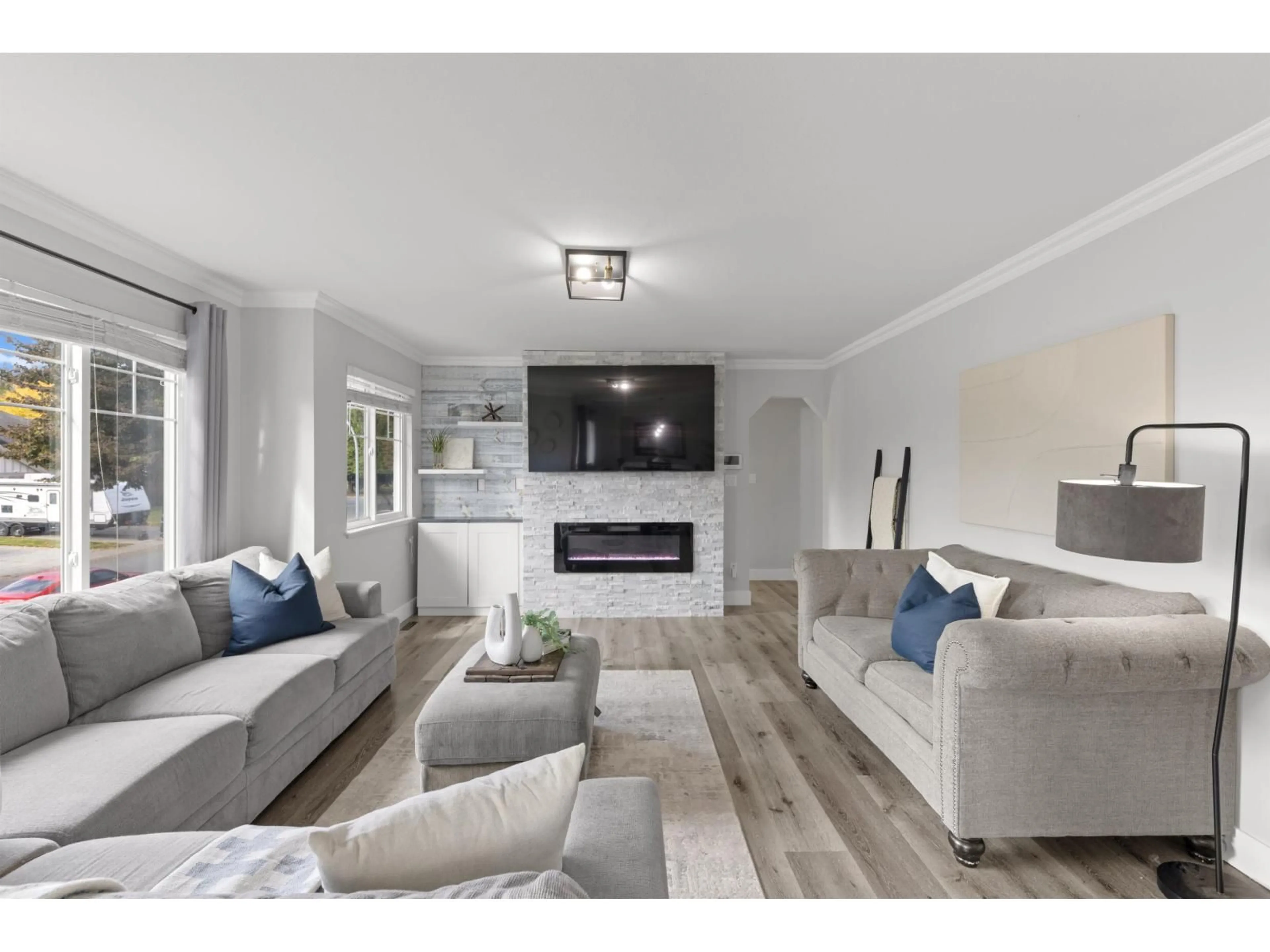 Living room with furniture, wood/laminate floor for 2770 272A, Langley British Columbia V4W4A5