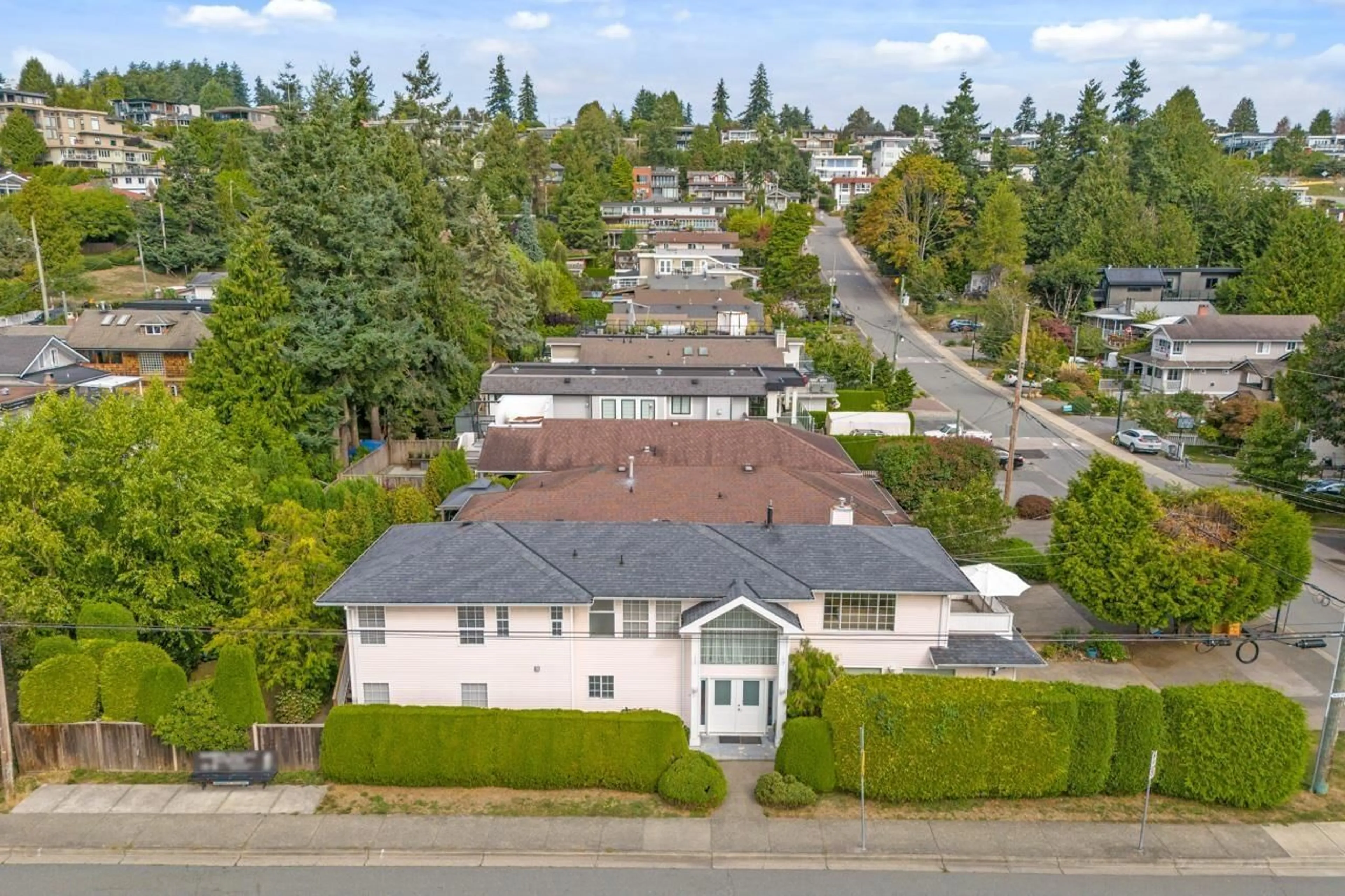 A pic from outside/outdoor area/front of a property/back of a property/a pic from drone, street for 907 MAPLE, White Rock British Columbia V4B4M4