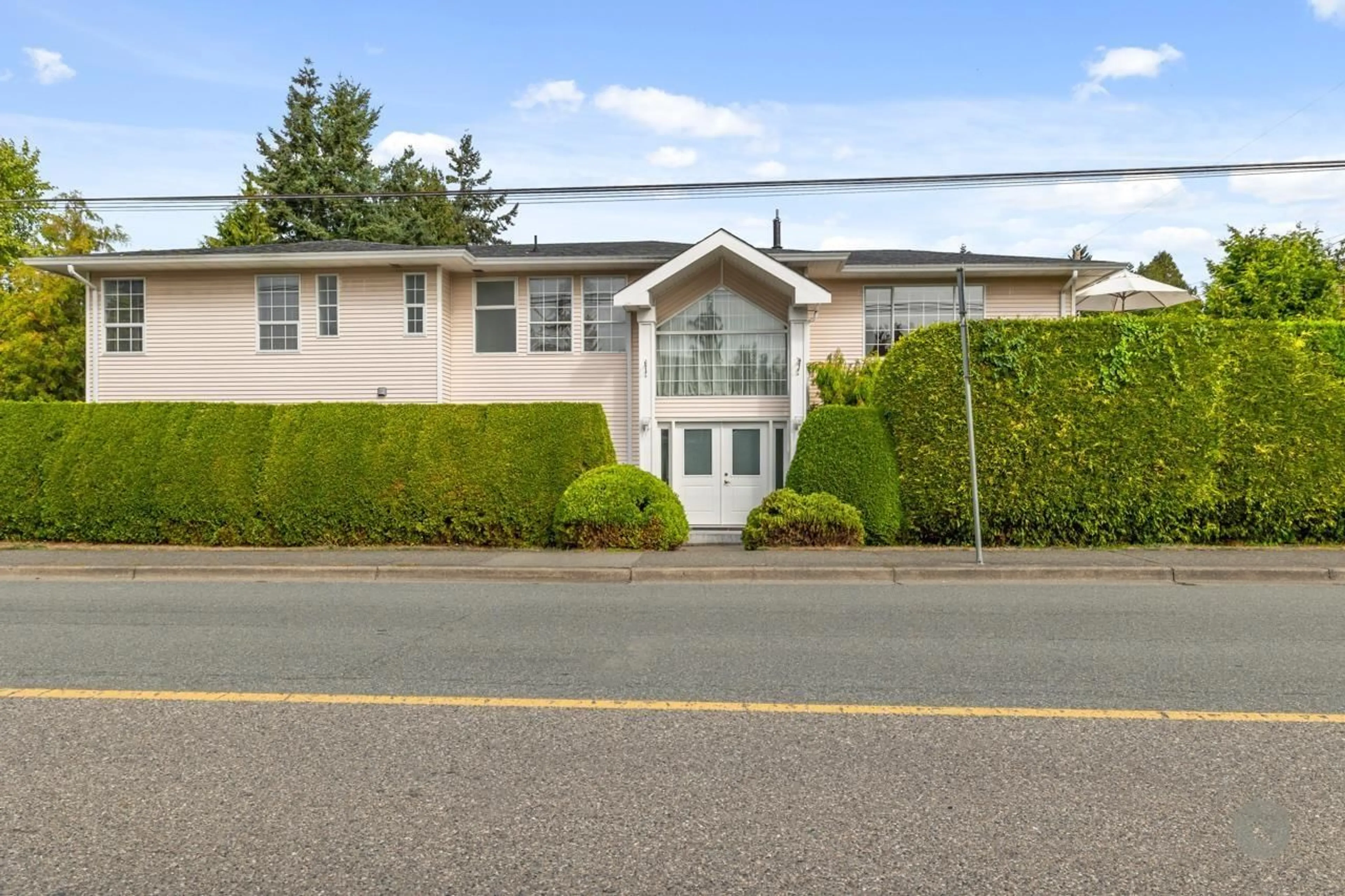 Home with vinyl exterior material, street for 907 MAPLE, White Rock British Columbia V4B4M4