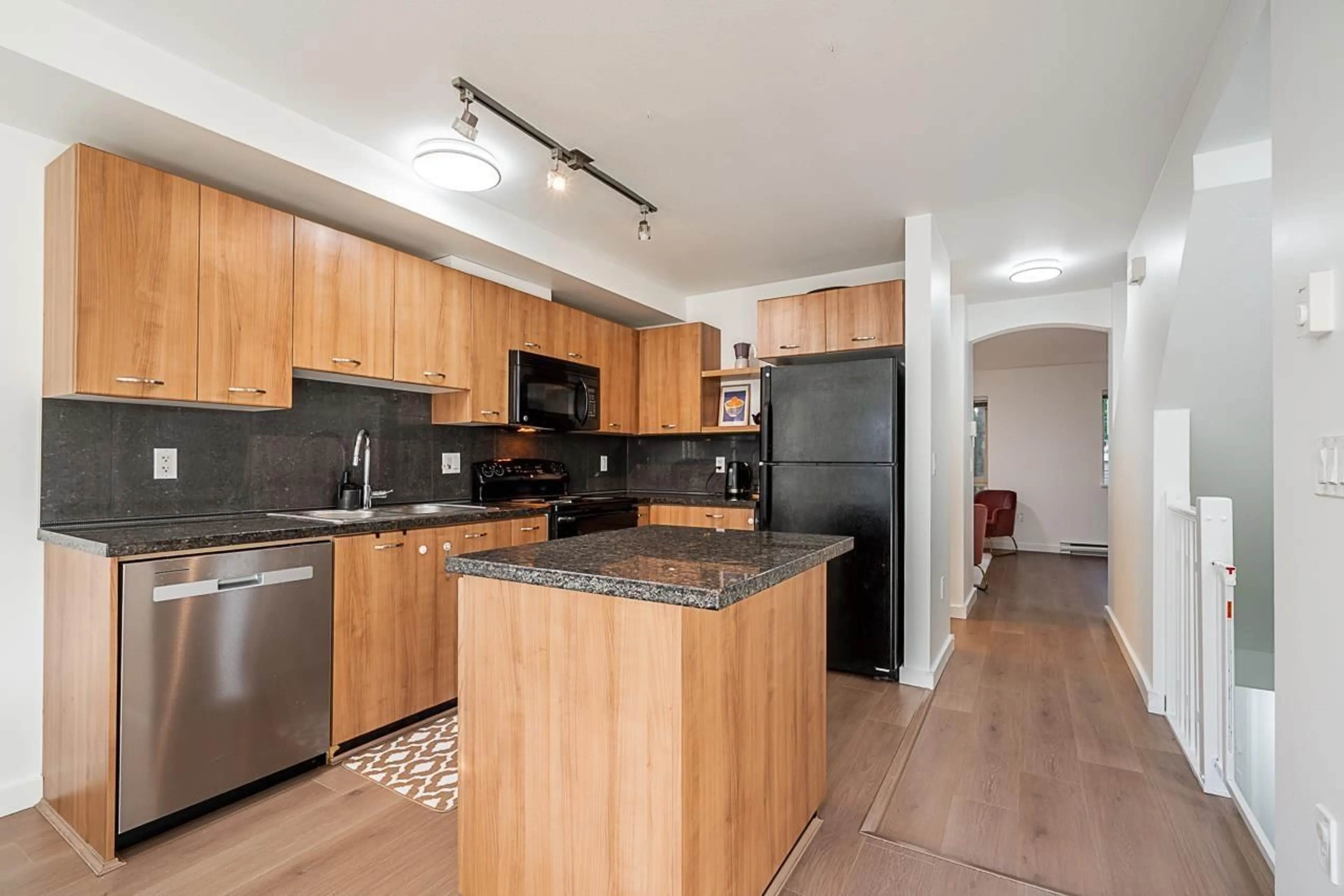 Standard kitchen, unknown for 115 - 6671 121, Surrey British Columbia V3W1T9