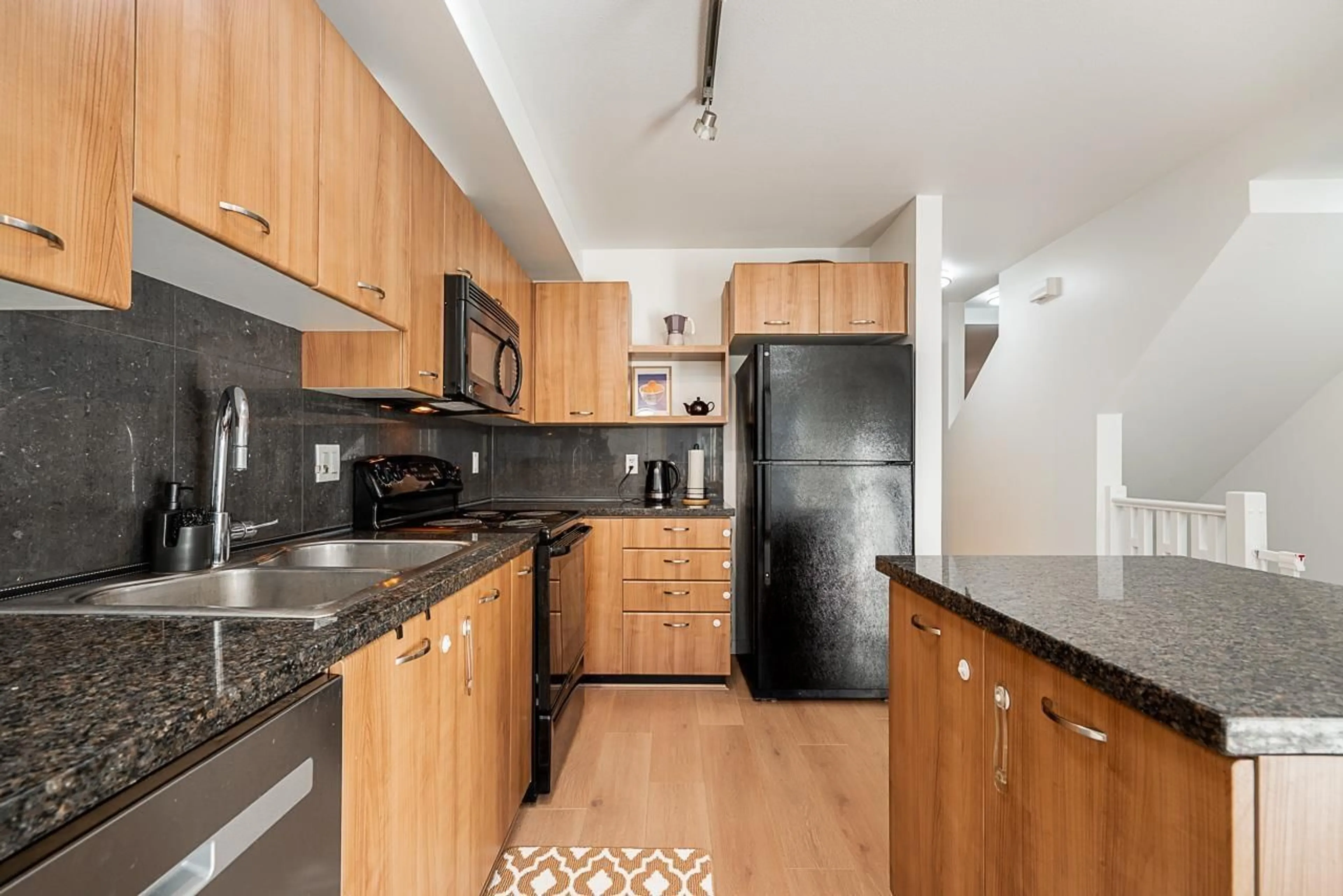 Standard kitchen, unknown for 115 - 6671 121, Surrey British Columbia V3W1T9
