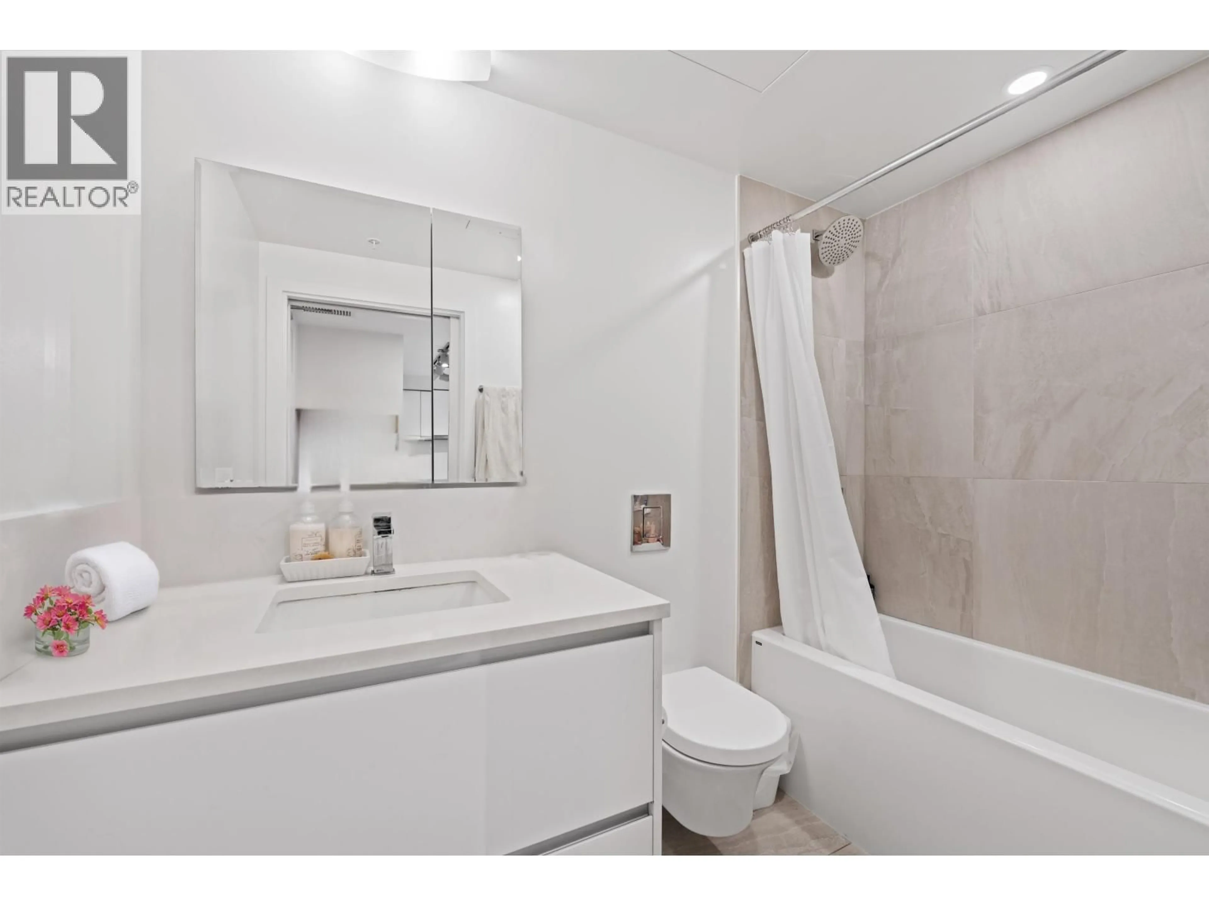 Standard bathroom, ceramic/tile floor for 604 - 180 2ND AVENUE, Vancouver British Columbia V5T0K4
