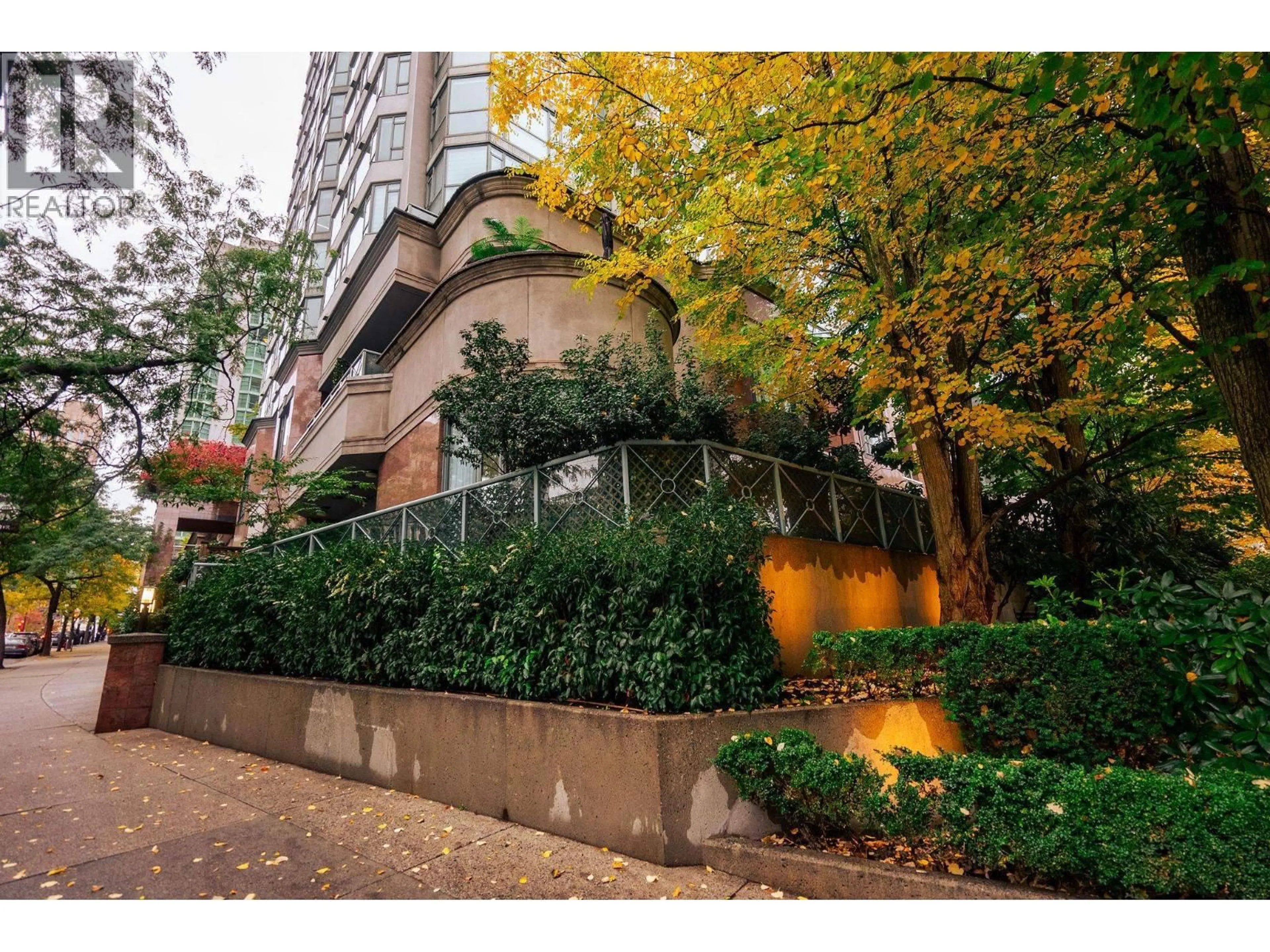 Patio, street for 898 HAMILTON STREET, Vancouver British Columbia V6B5W4