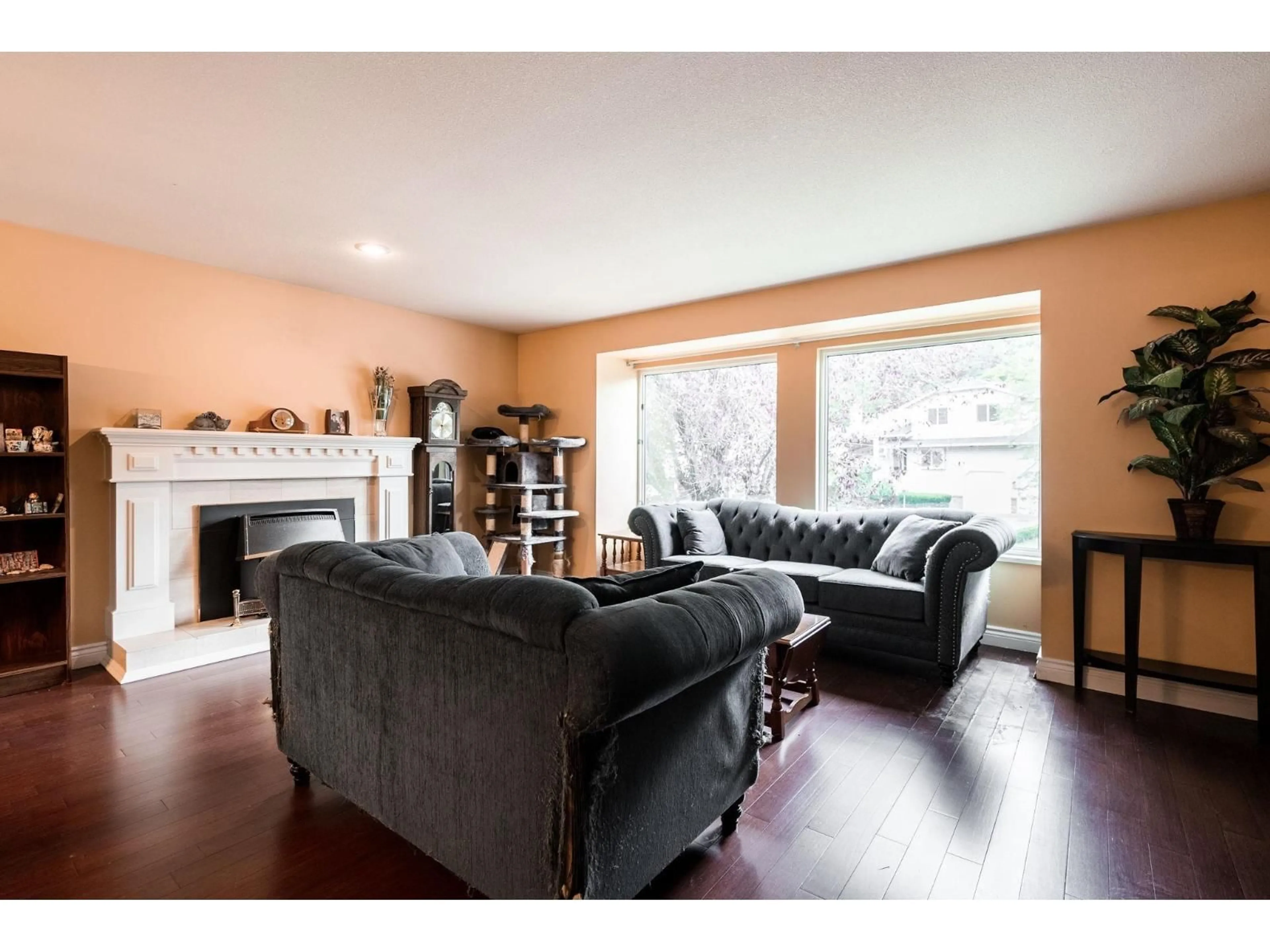 Living room with furniture, wood/laminate floor for 2359 HARPER, Abbotsford British Columbia V3G2B2