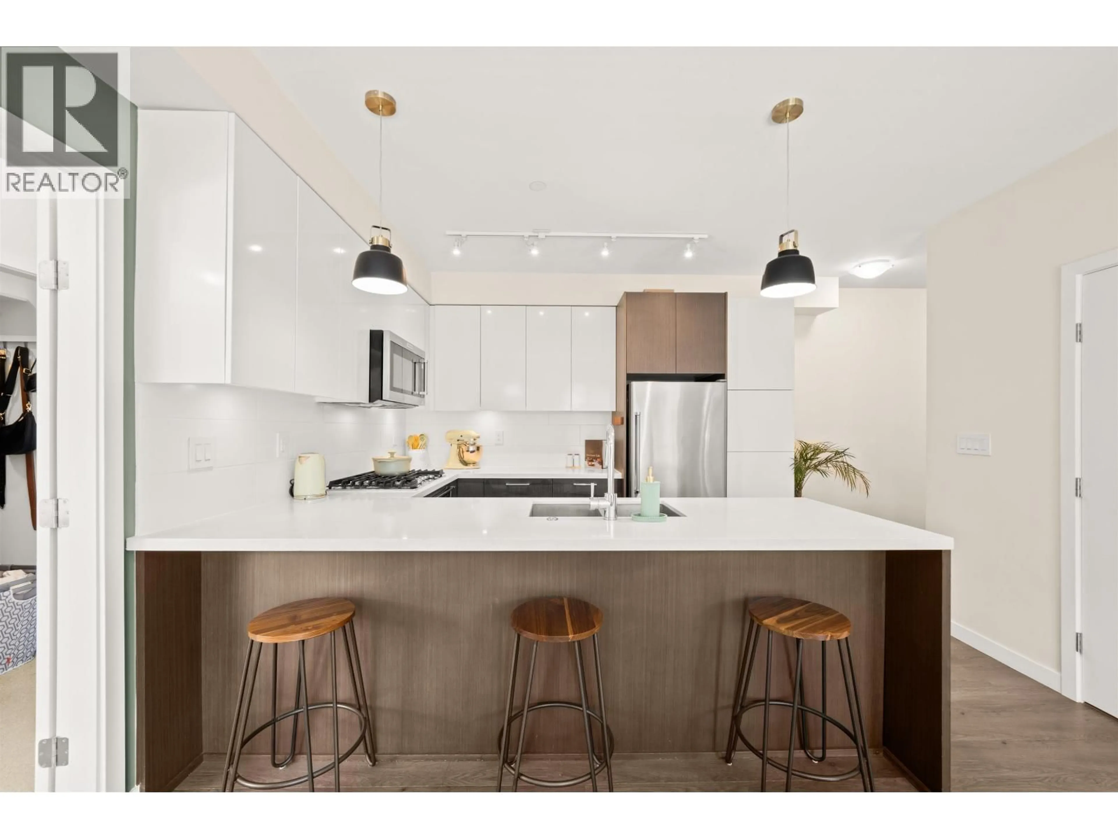 Contemporary kitchen, unknown for 305 - 28 ROYAL AVENUE, New Westminster British Columbia V3L0B7