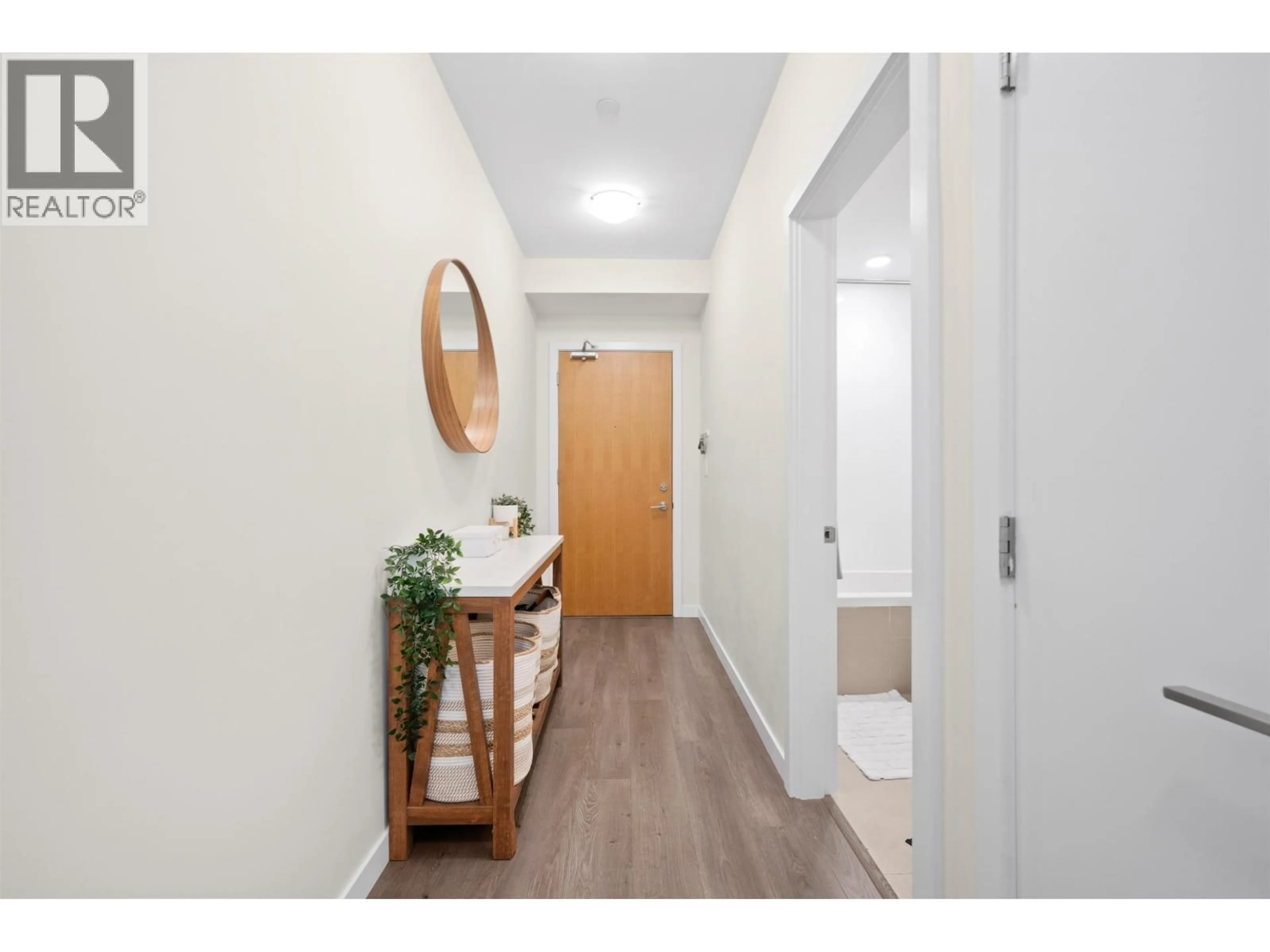 Indoor entryway for 305 - 28 ROYAL AVENUE, New Westminster British Columbia V3L0B7