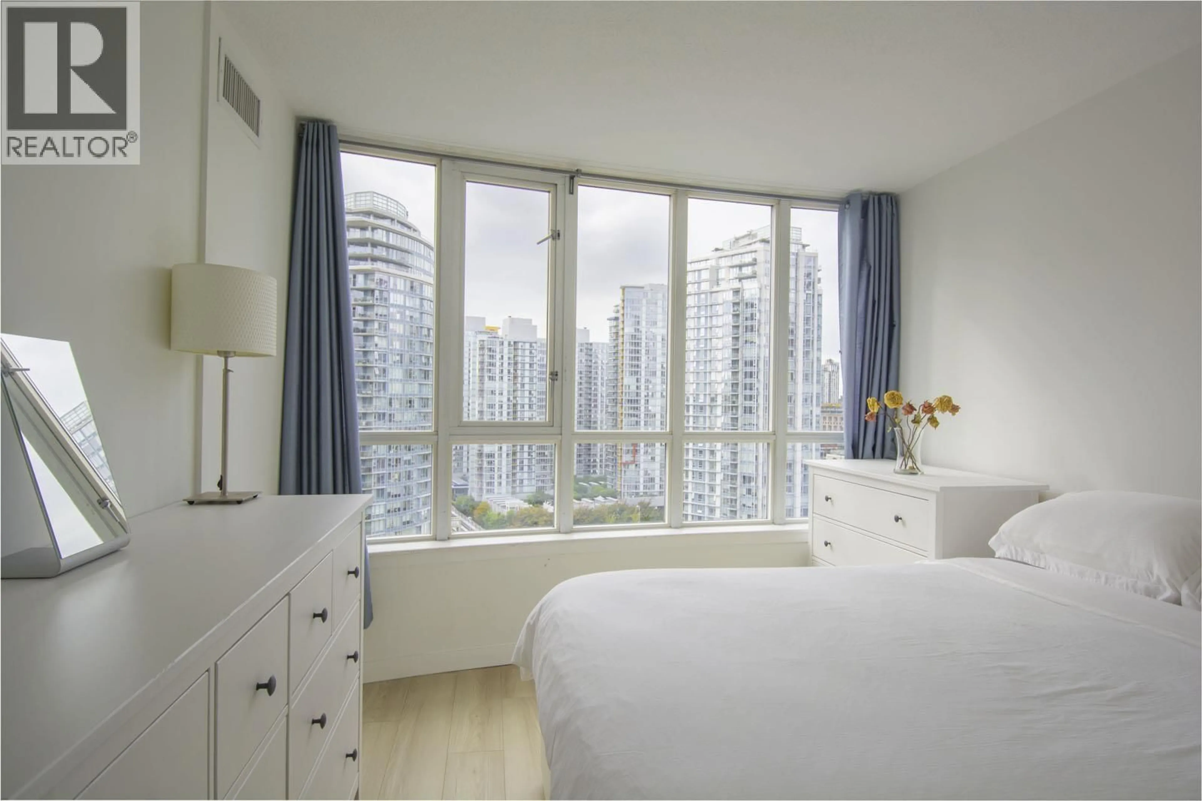 Bedroom with bed, unknown for 2510 - 63 KEEFER PLACE, Vancouver British Columbia V6B6N6