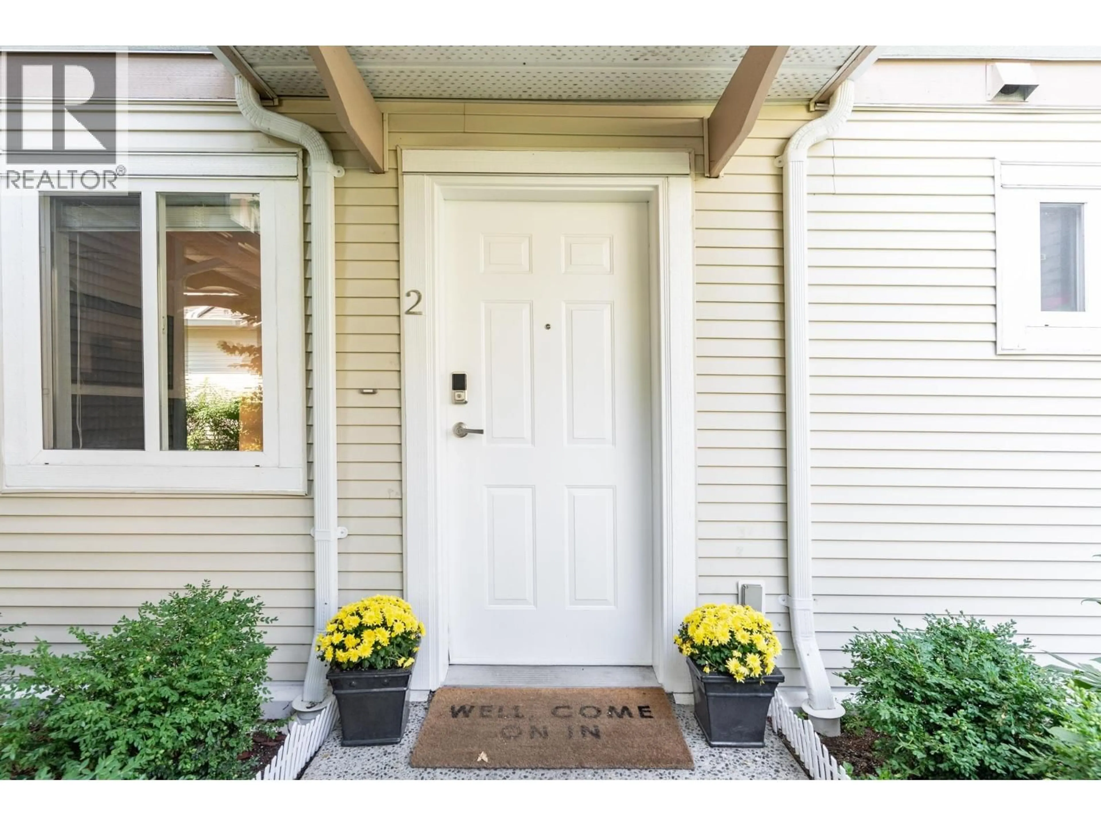 Indoor entryway for 2 - 1233 16TH STREET, North Vancouver British Columbia V7P1R5