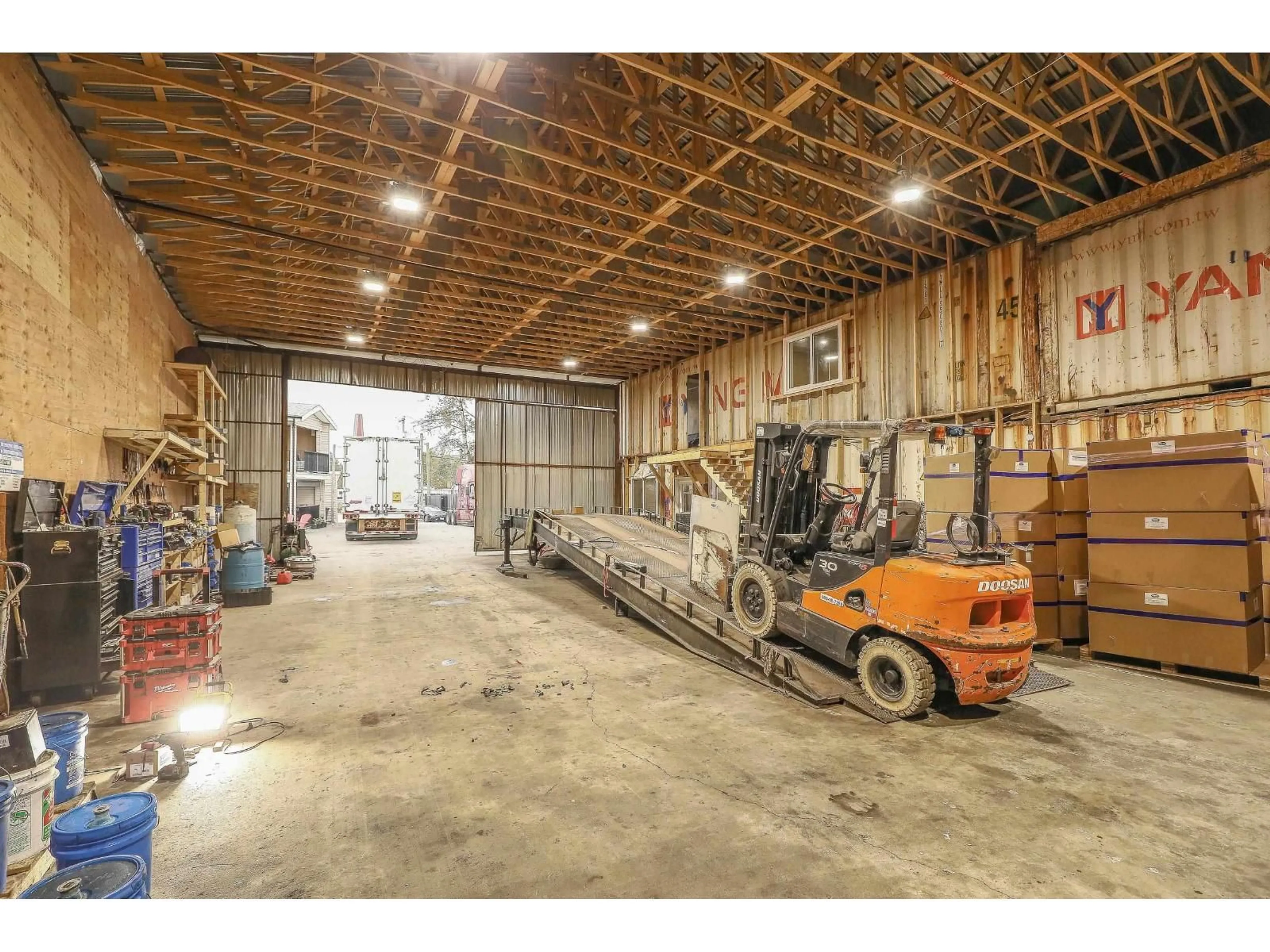 Indoor garage for 10902 TIMBERLAND, Surrey British Columbia V3V3T5