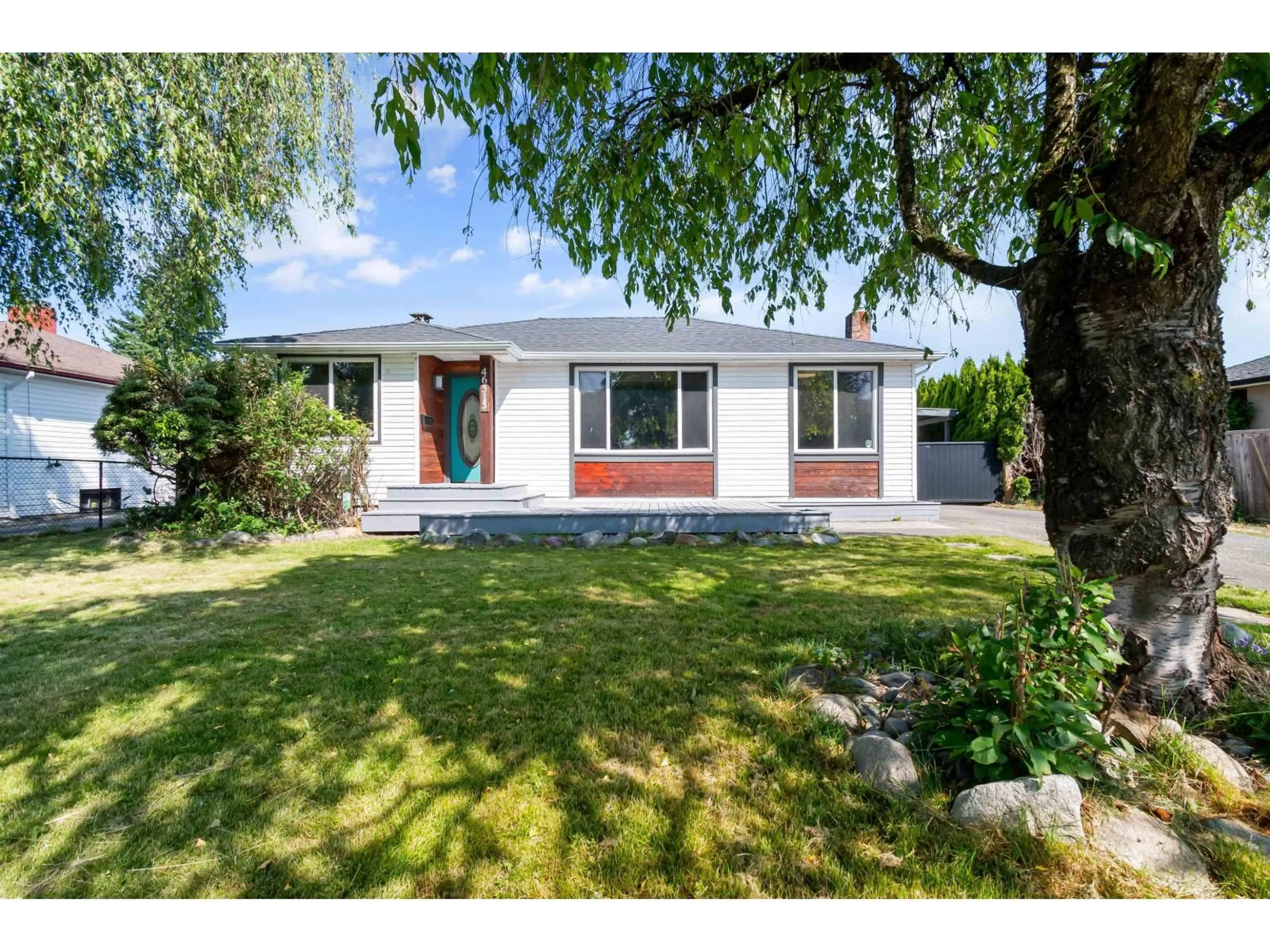 Home with vinyl exterior material, street for 46515 PORTAGE AVENUE, Chilliwack British Columbia V2P3G3