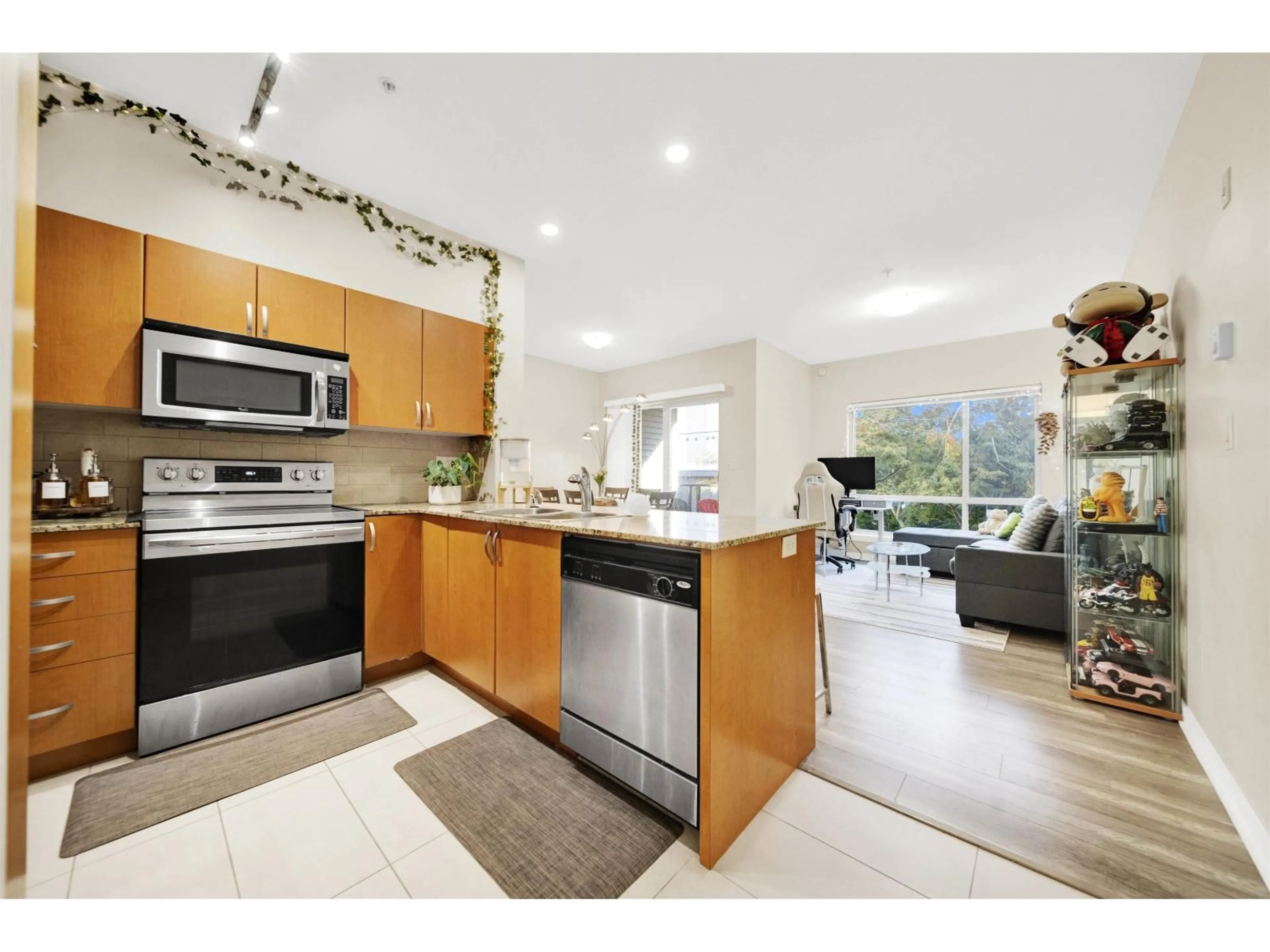 Open concept kitchen, ceramic/tile floor for 309 - 13789 107A, Surrey British Columbia V3T0B8
