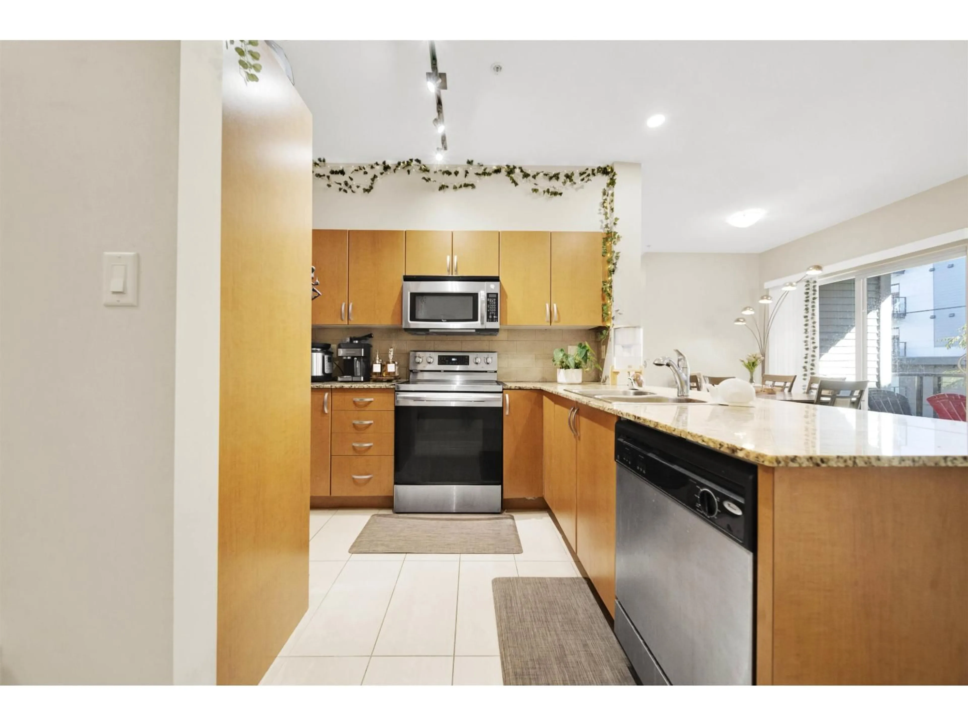 Standard kitchen, unknown for 309 - 13789 107A, Surrey British Columbia V3T0B8
