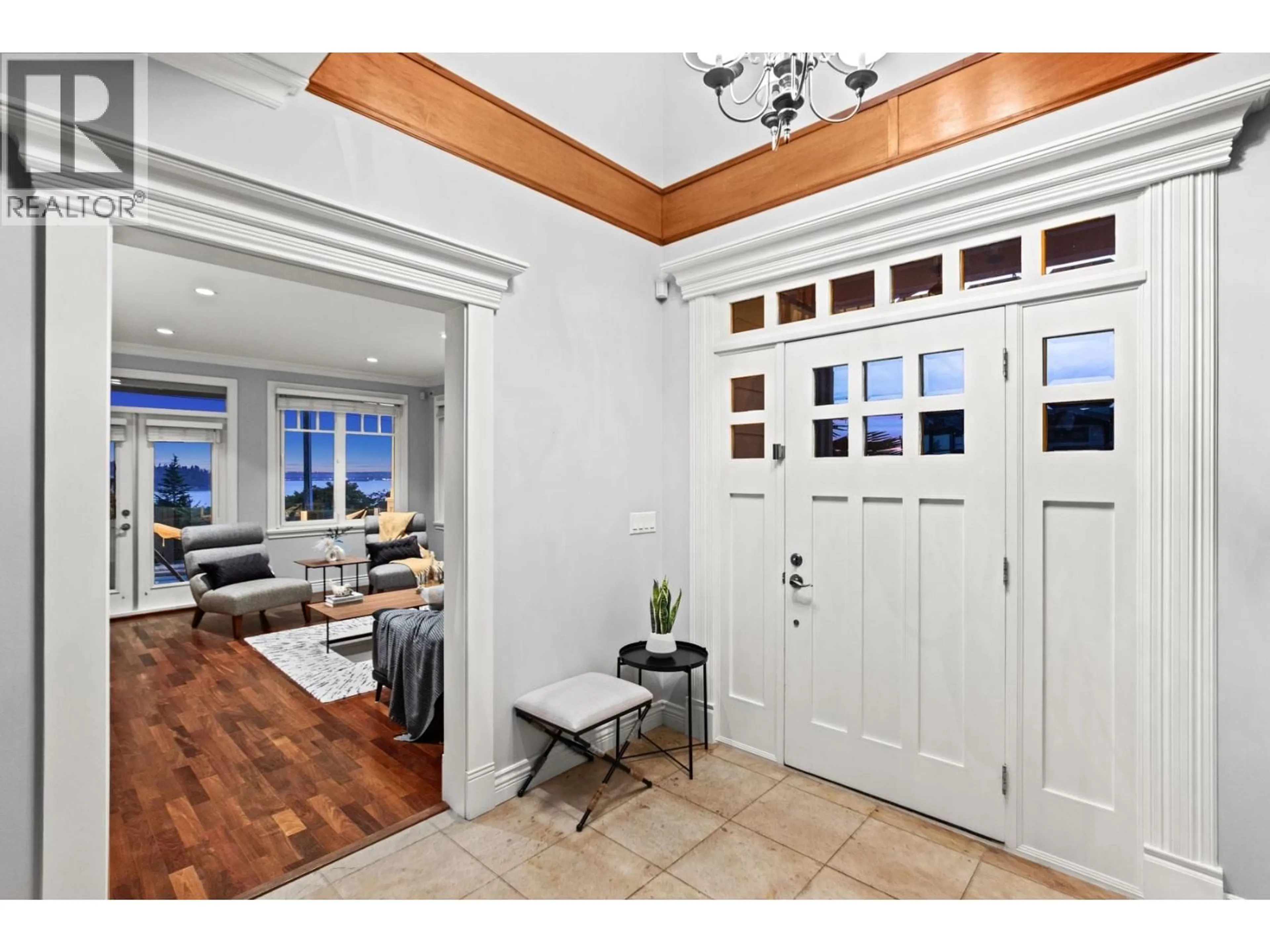 Indoor entryway for 1197 FULTON AVENUE, West Vancouver British Columbia V7T1N4