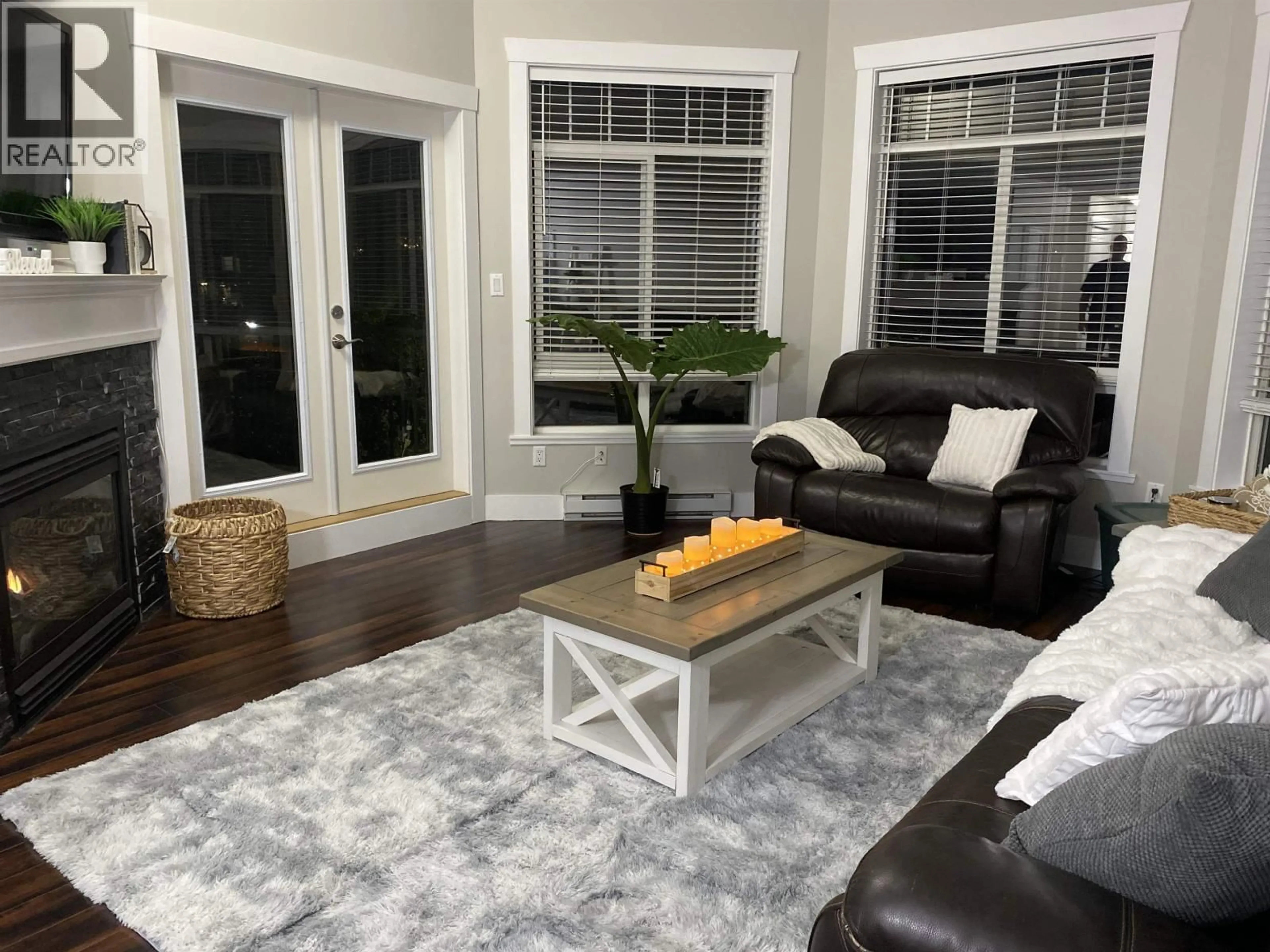 Living room with furniture, wood/laminate floor for 410 - 12207 224 STREET, Maple Ridge British Columbia V2X6B9