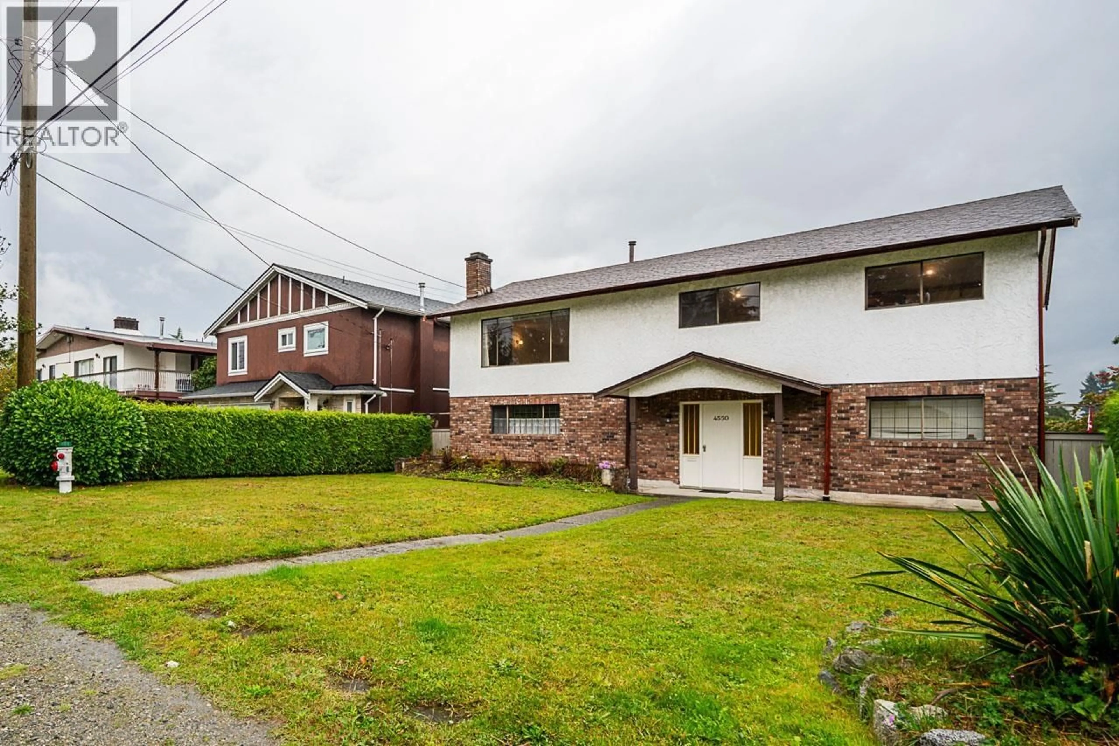 A pic from outside/outdoor area/front of a property/back of a property/a pic from drone, street for 4550 INMAN AVENUE, Burnaby British Columbia V5G2Y1