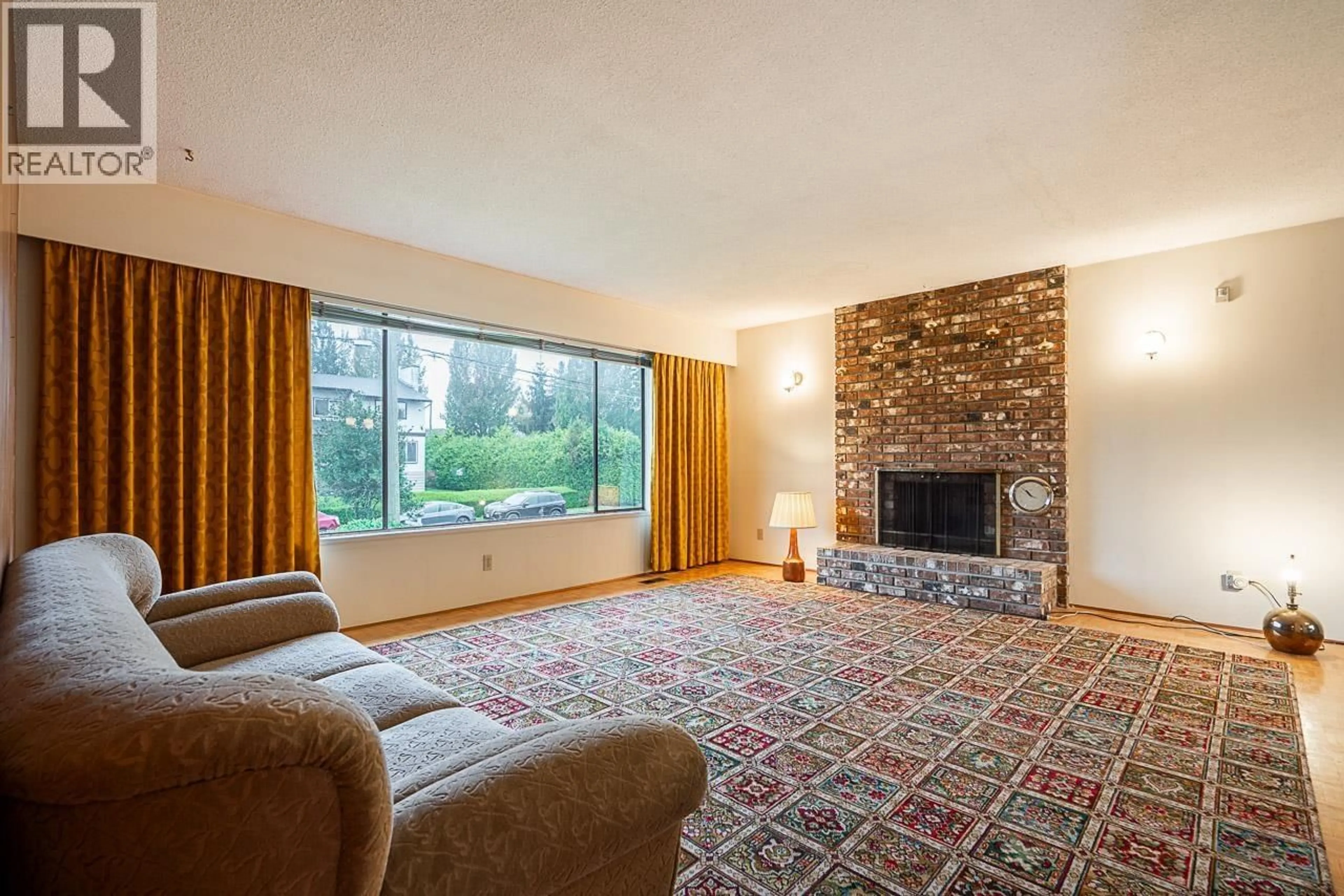 Living room with furniture, carpet floor for 4550 INMAN AVENUE, Burnaby British Columbia V5G2Y1