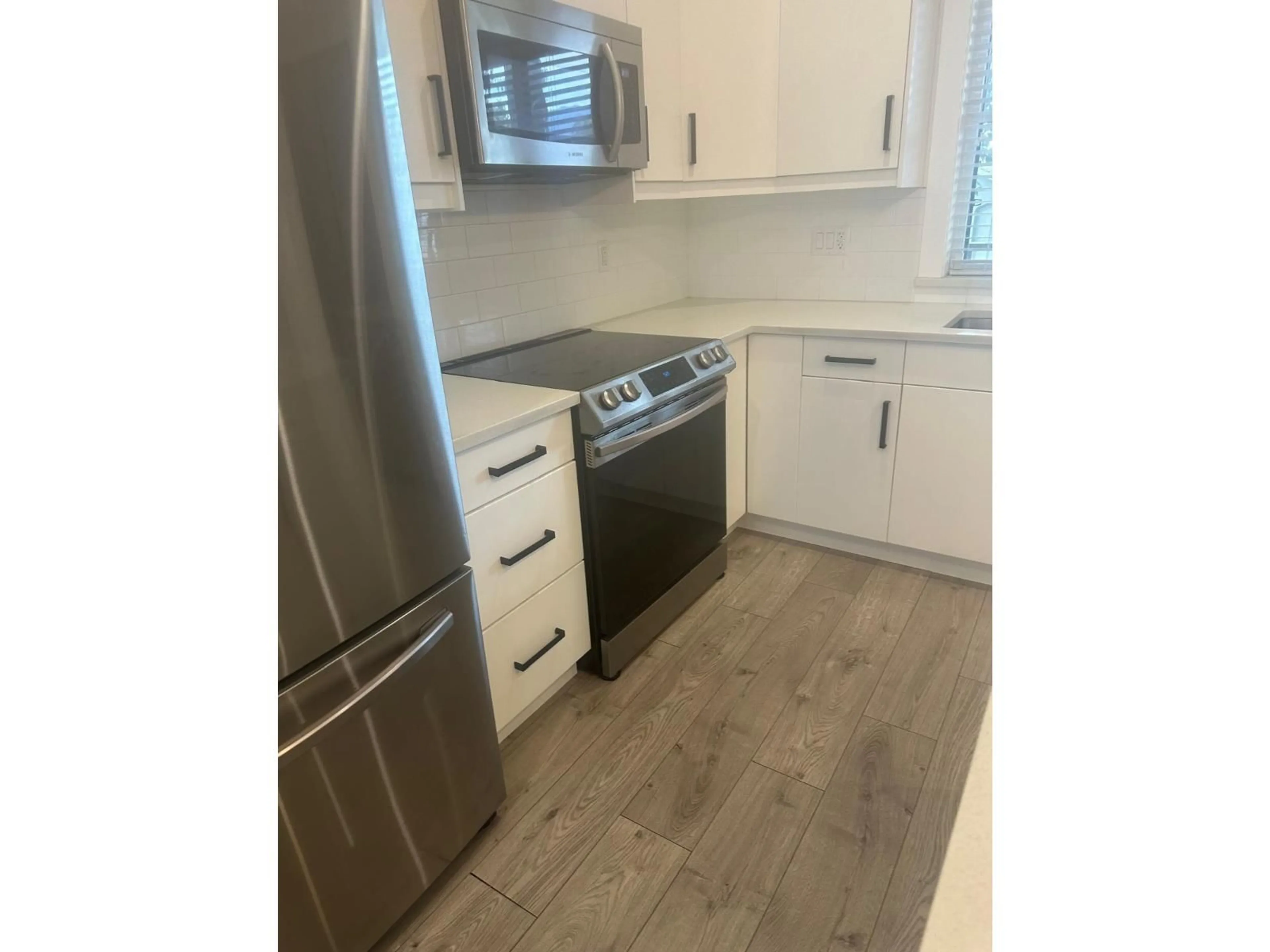 Standard kitchen, wood/laminate floor for 6 - 45608 BERNARD AVENUE, Chilliwack British Columbia V2P1H8