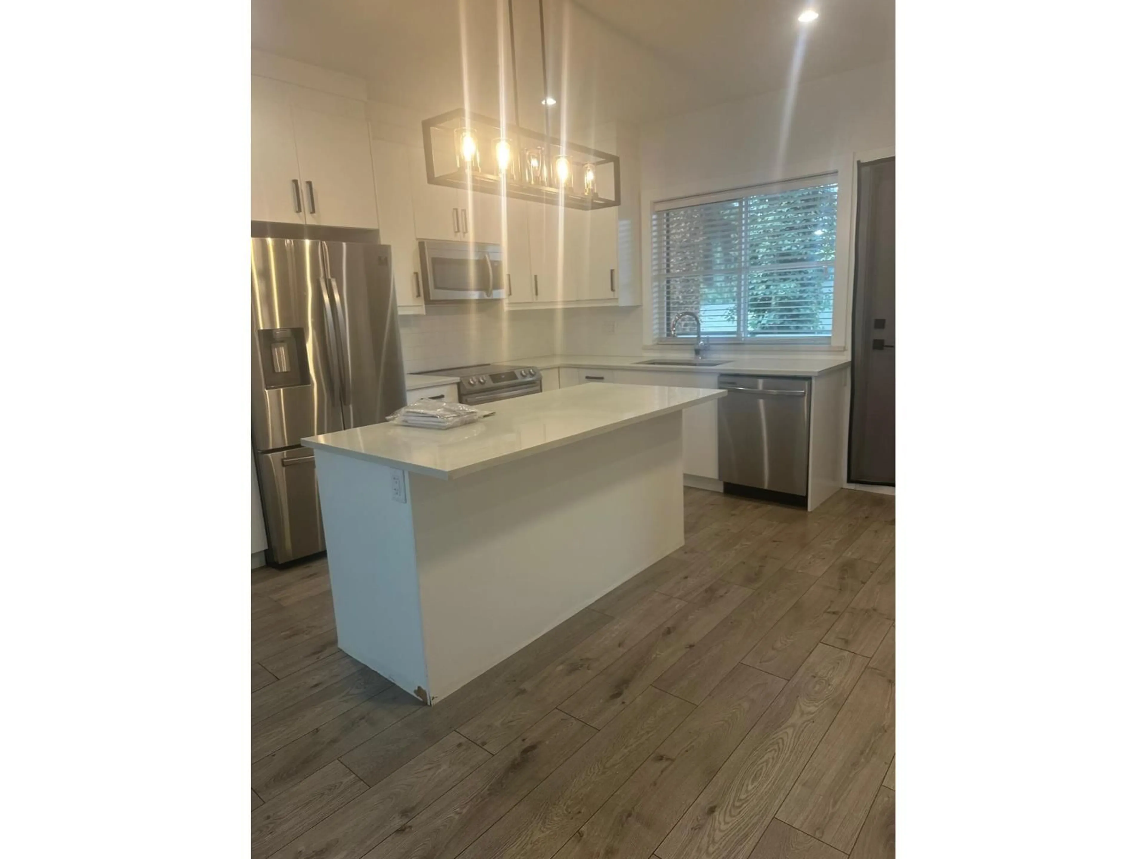 Open concept kitchen, wood/laminate floor for 6 - 45608 BERNARD AVENUE, Chilliwack British Columbia V2P1H8