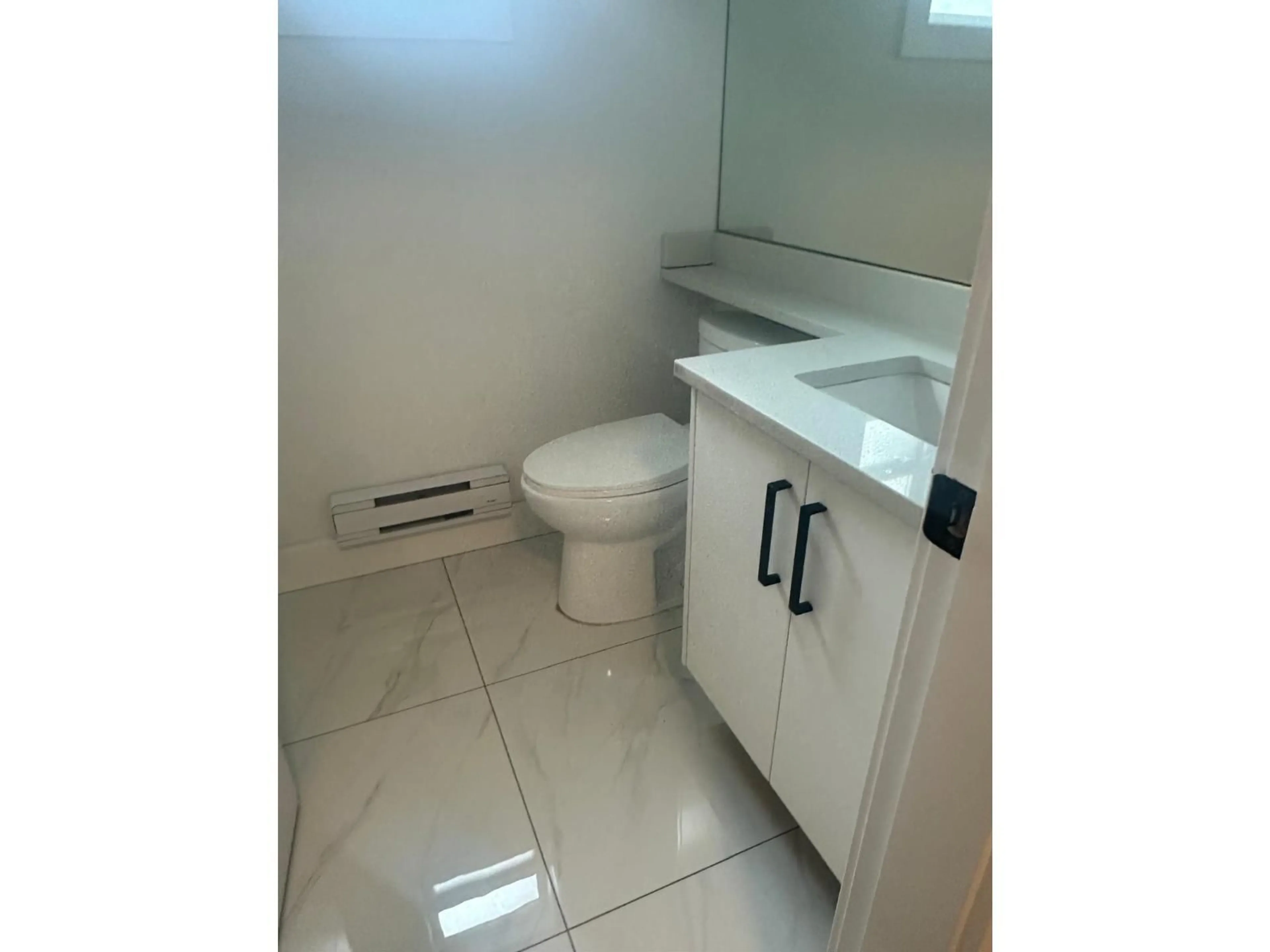 Standard bathroom, ceramic/tile floor for 6 - 45608 BERNARD AVENUE, Chilliwack British Columbia V2P1H8