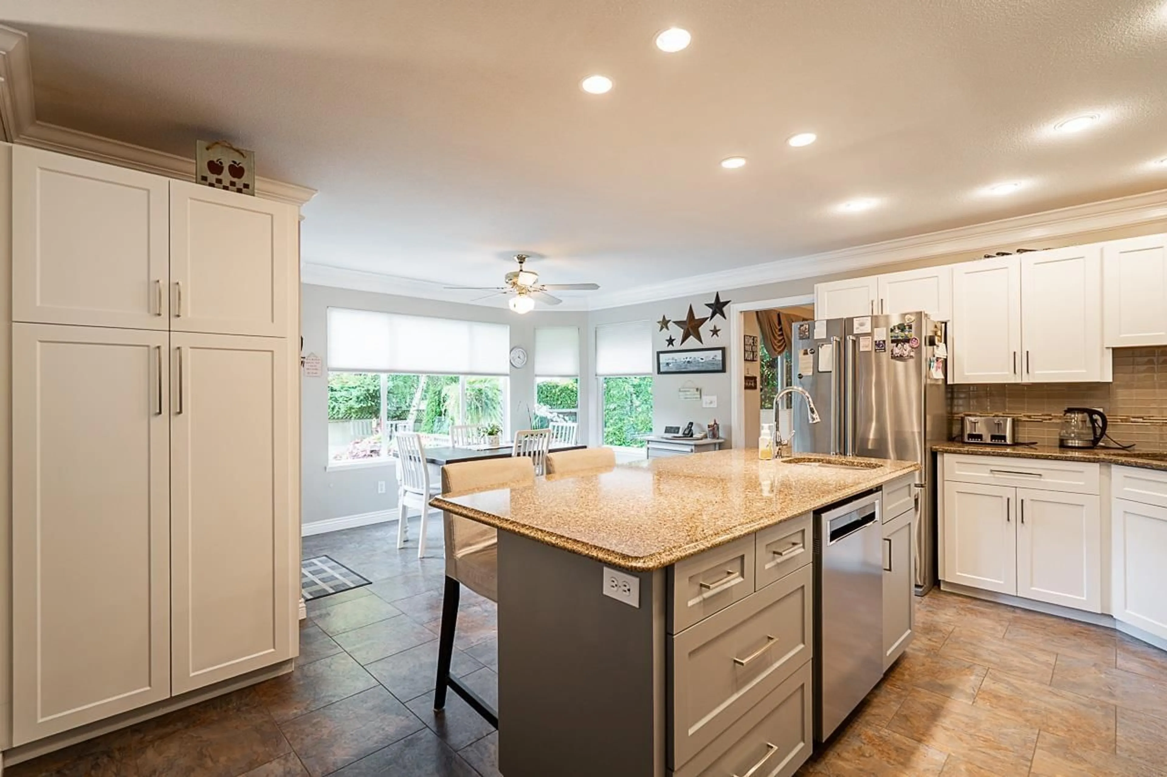 Open concept kitchen, ceramic/tile floor for 12432 20, Surrey British Columbia V4A9K5