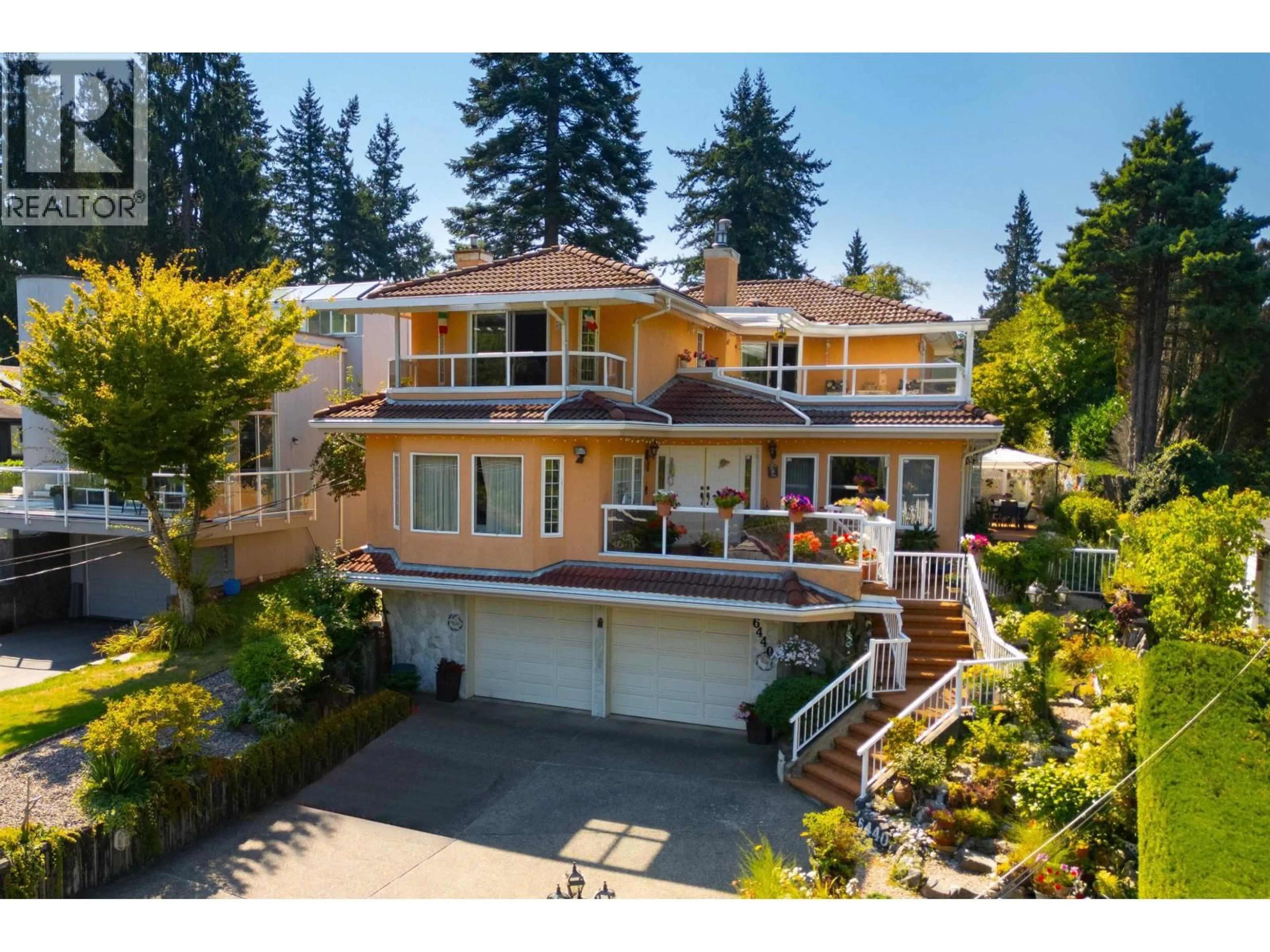 A pic from outside/outdoor area/front of a property/back of a property/a pic from drone, street for 6440 ROSEBERY AVENUE, West Vancouver British Columbia V7W2C6
