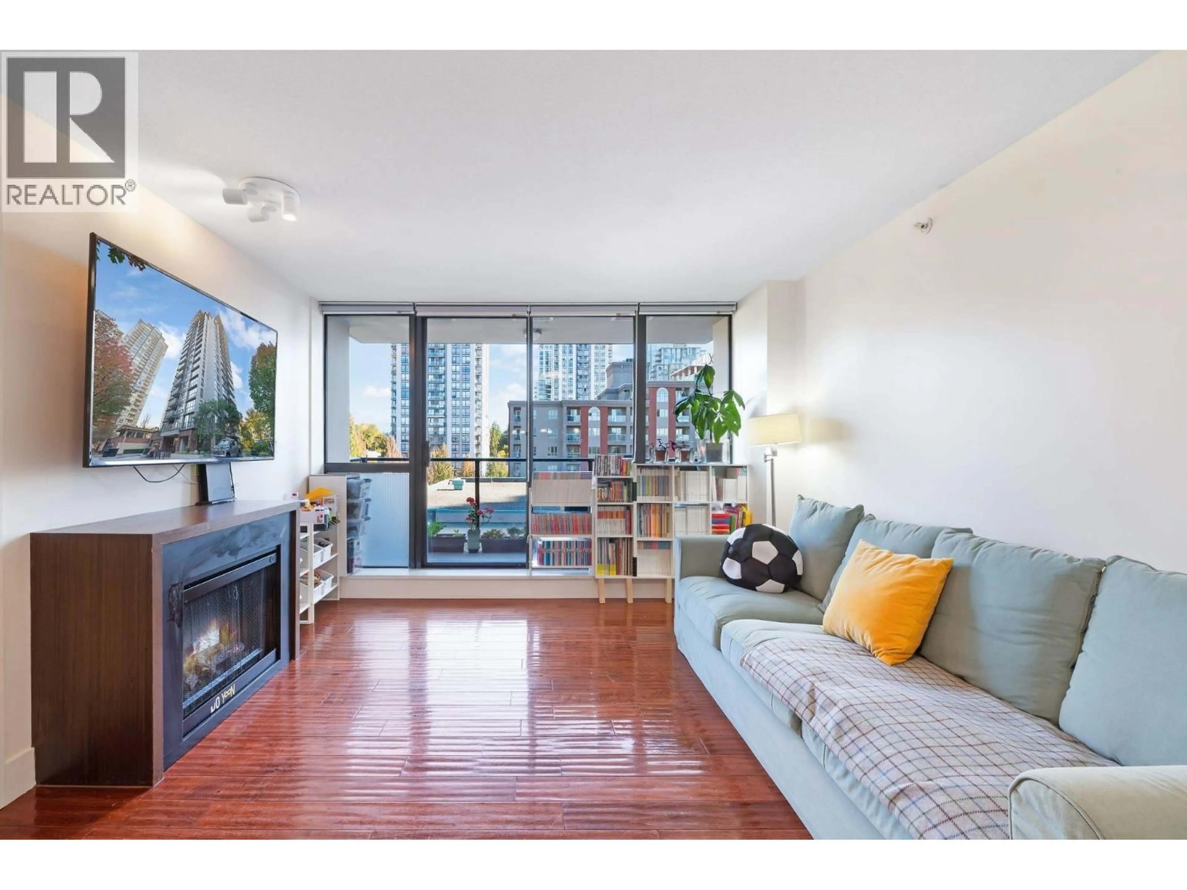 Living room with furniture, wood/laminate floor for 903 - 2959 GLEN DRIVE, Coquitlam British Columbia V3B0B8