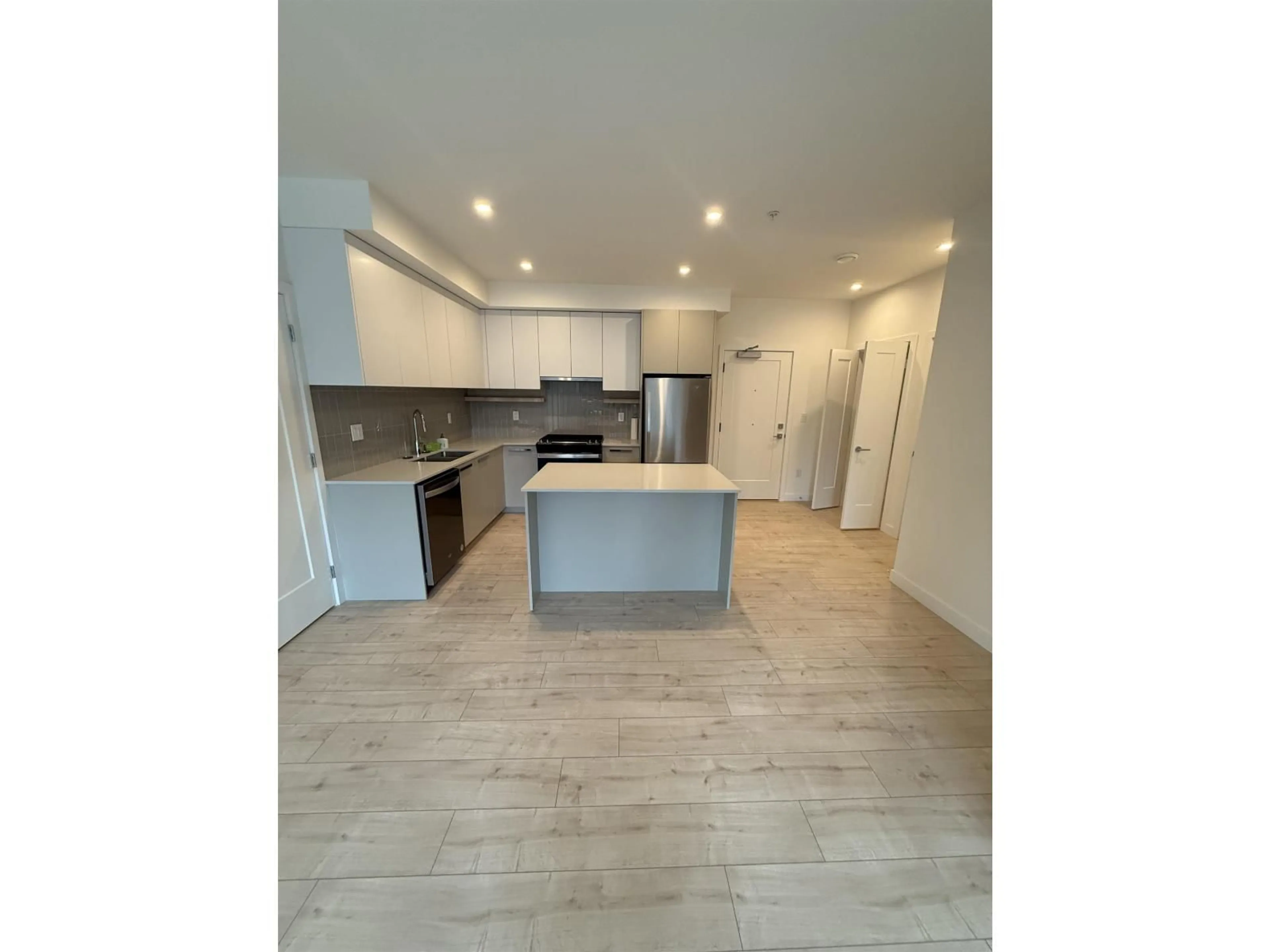 Open concept kitchen, wood/laminate floor for 306 - 13788 76, Surrey British Columbia V3W3V9