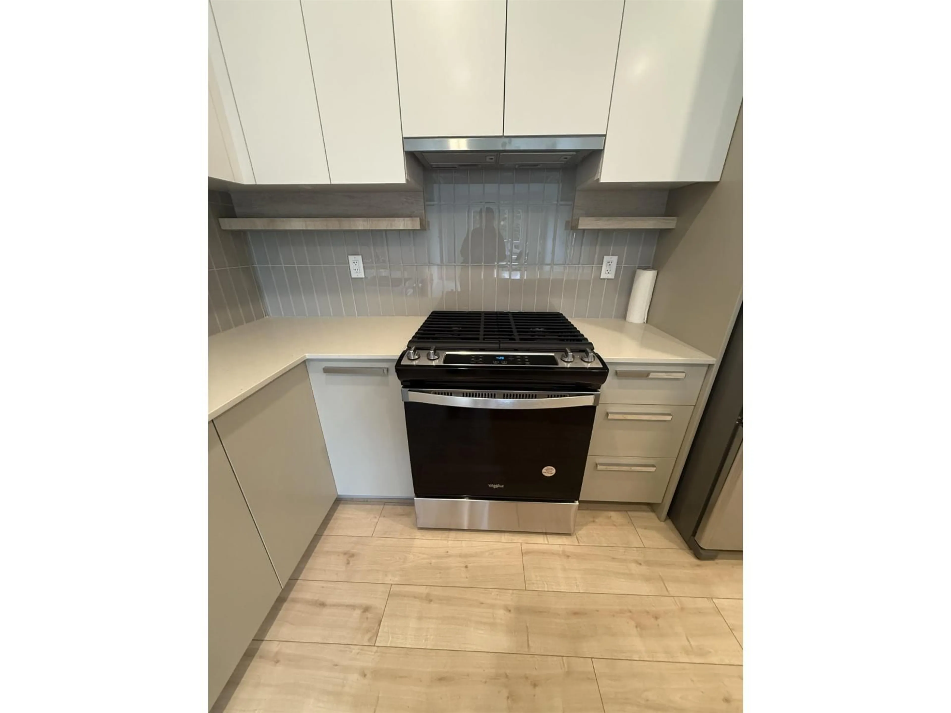 Standard kitchen, unknown for 306 - 13788 76, Surrey British Columbia V3W3V9
