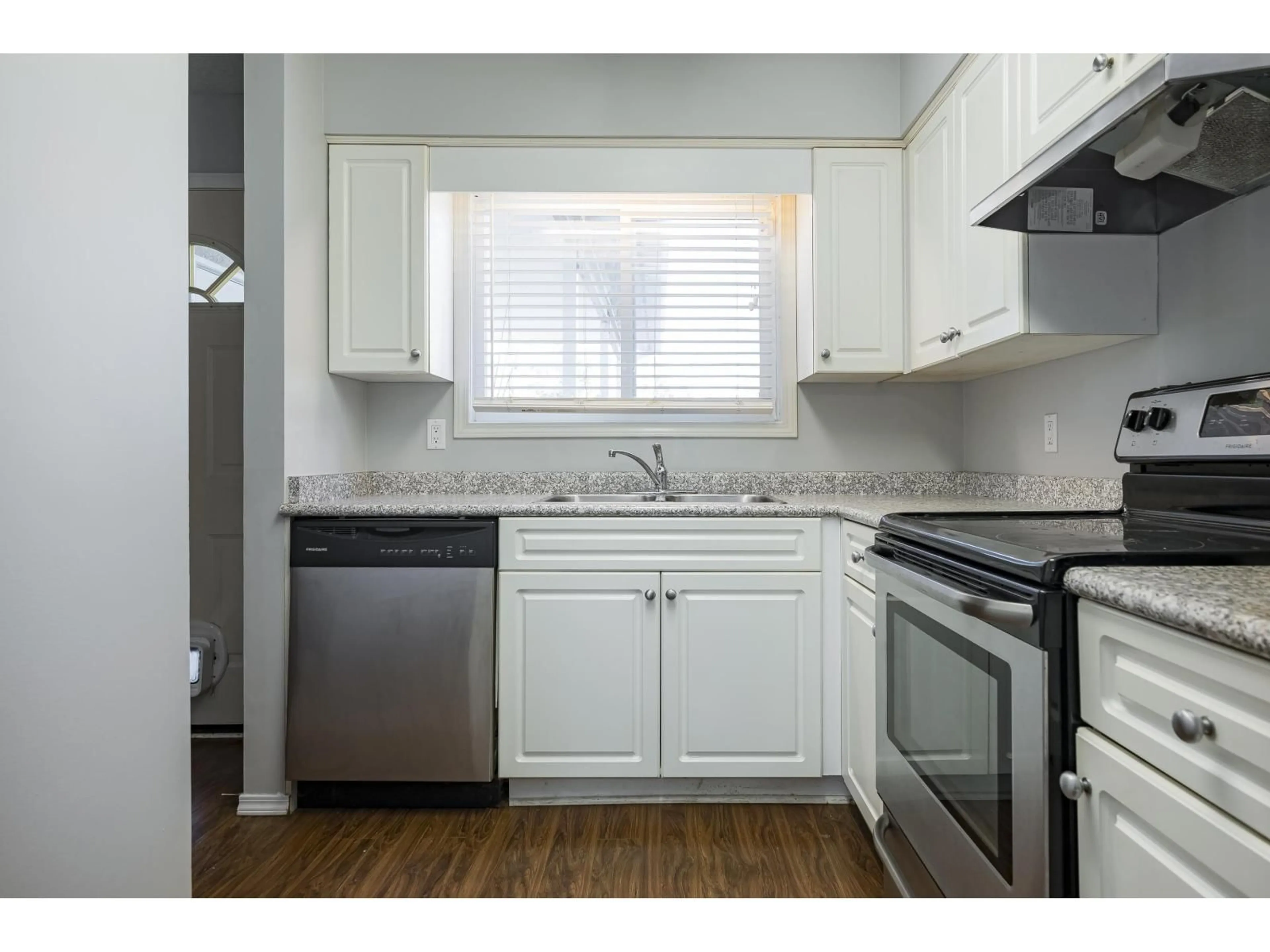 Standard kitchen, wood/laminate floor for 5 - 9262 CHARLES STREET, Chilliwack British Columbia V2P5K9