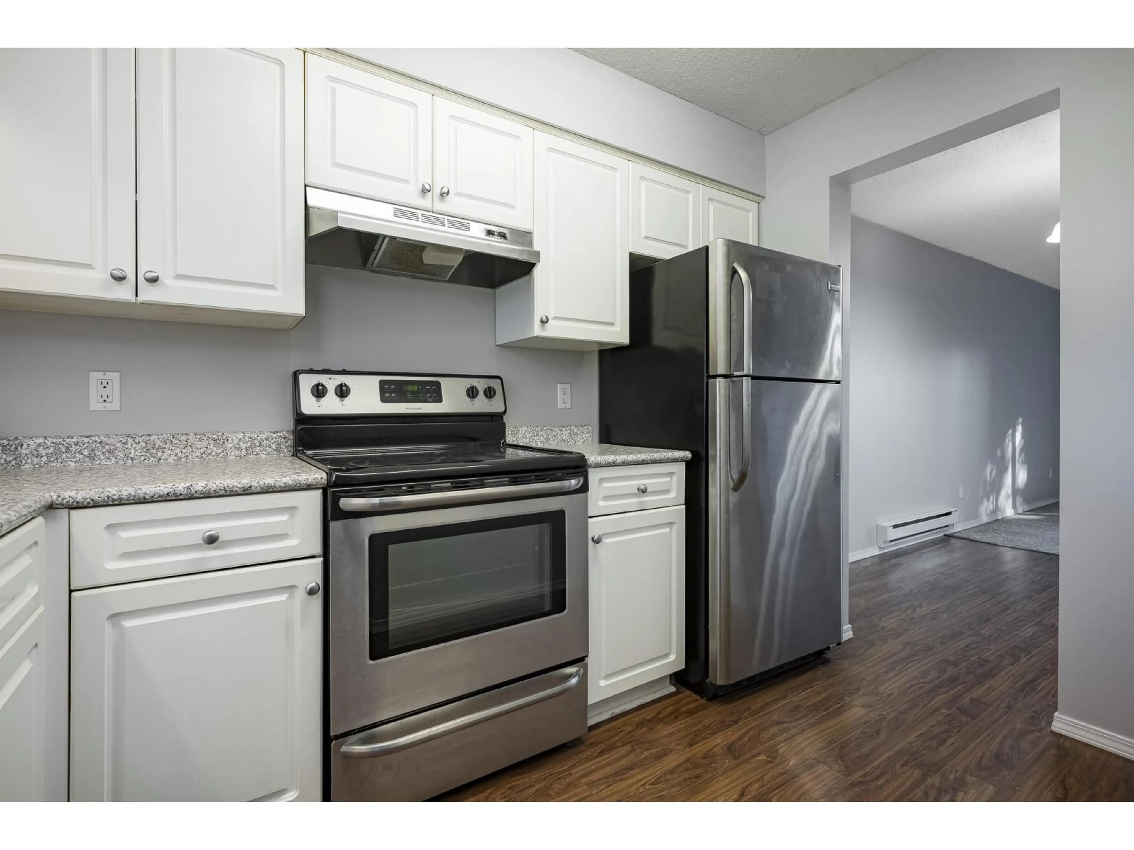 Standard kitchen, wood/laminate floor for 5 - 9262 CHARLES STREET, Chilliwack British Columbia V2P5K9