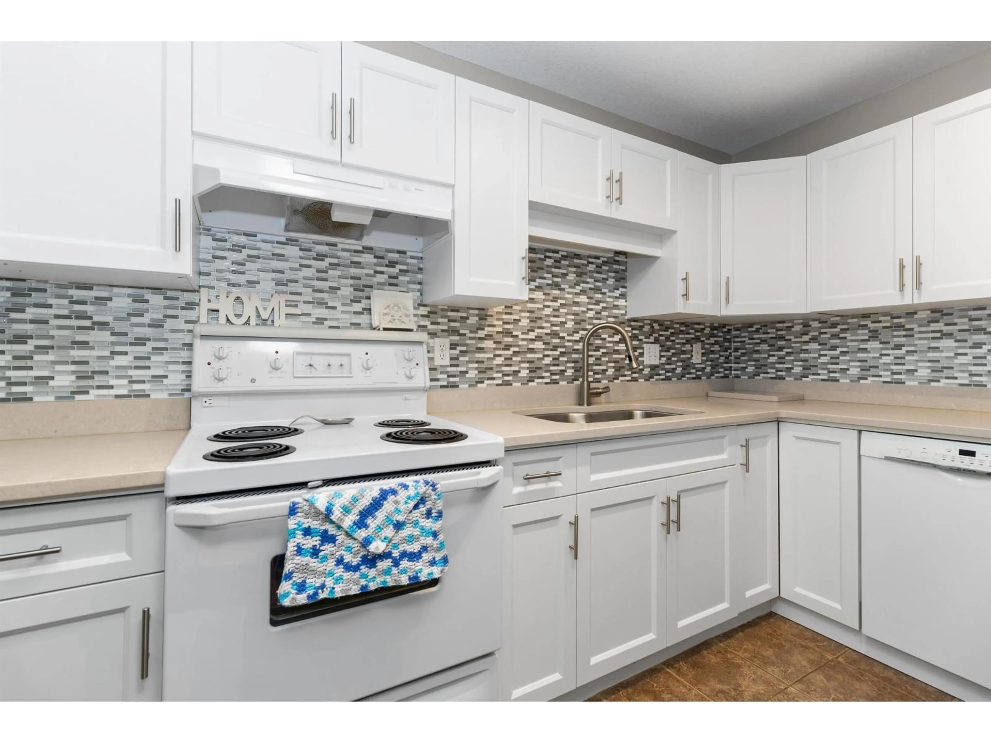 Standard kitchen, unknown for 207 - 3174 GLADWIN, Abbotsford British Columbia V2T5T5