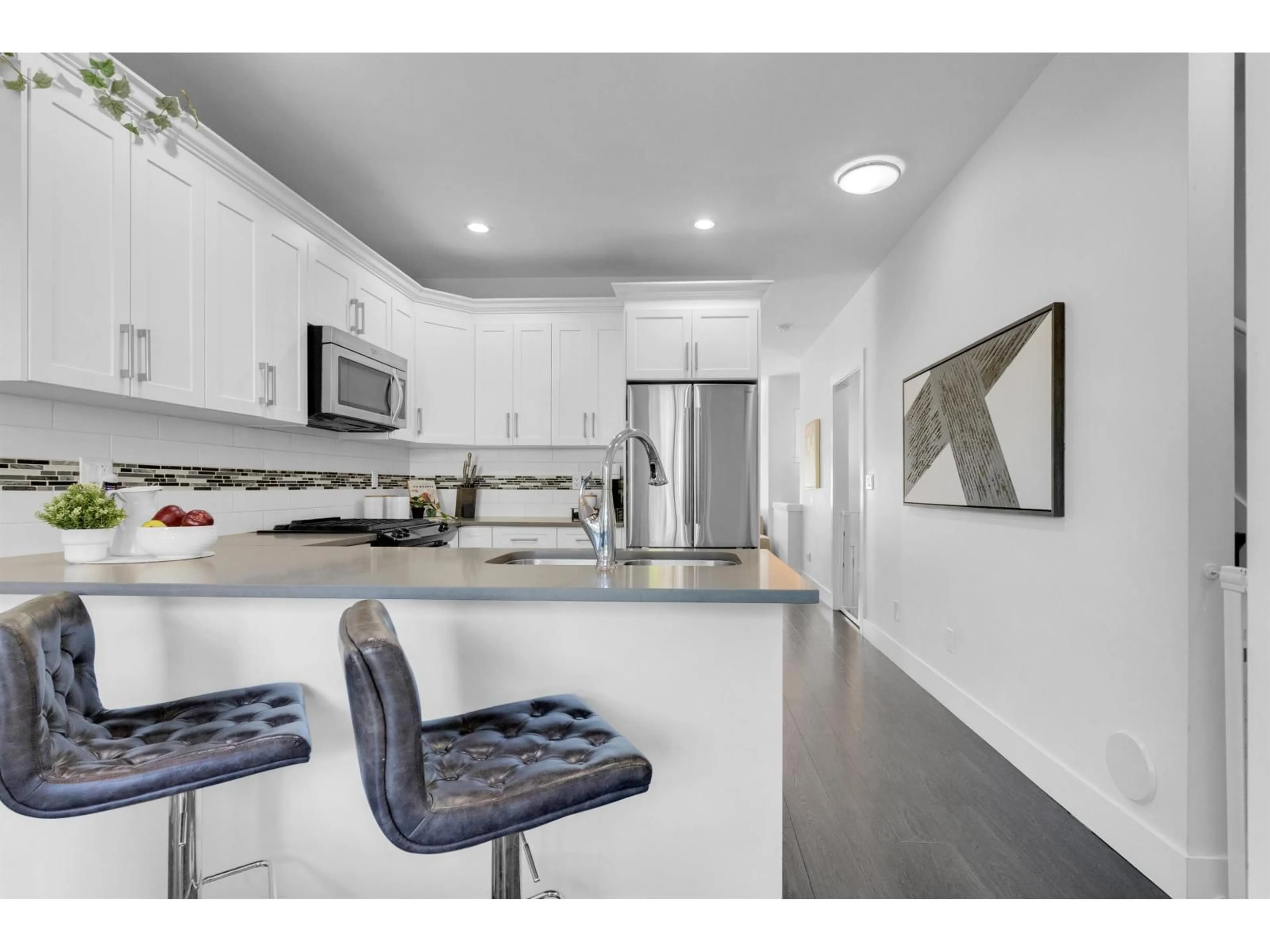 Open concept kitchen, ceramic/tile floor for 8 - 3266 147, Surrey British Columbia V4P1Z8