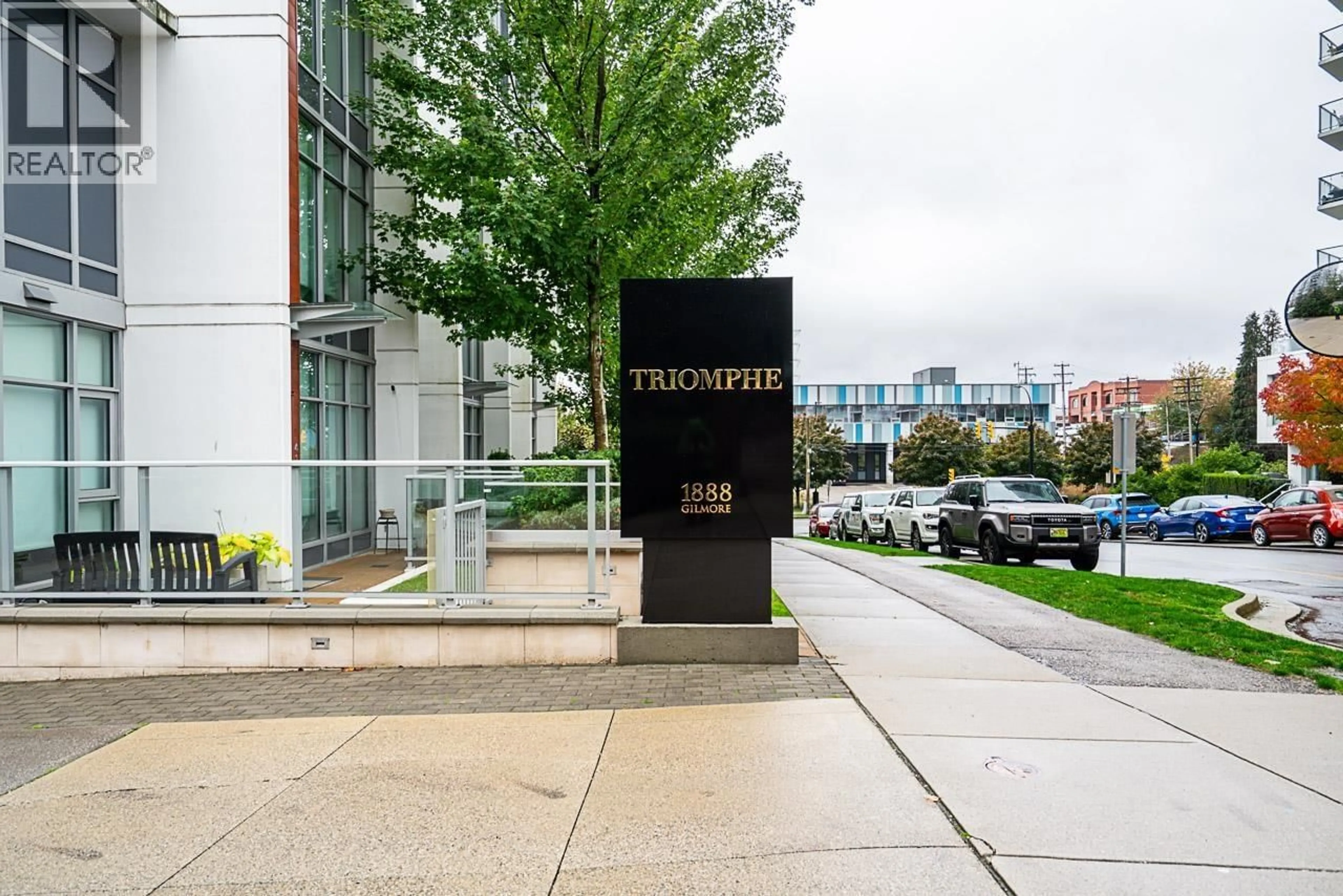 Indoor foyer for 405 - 1888 GILMORE AVENUE, Burnaby British Columbia V5C0L2