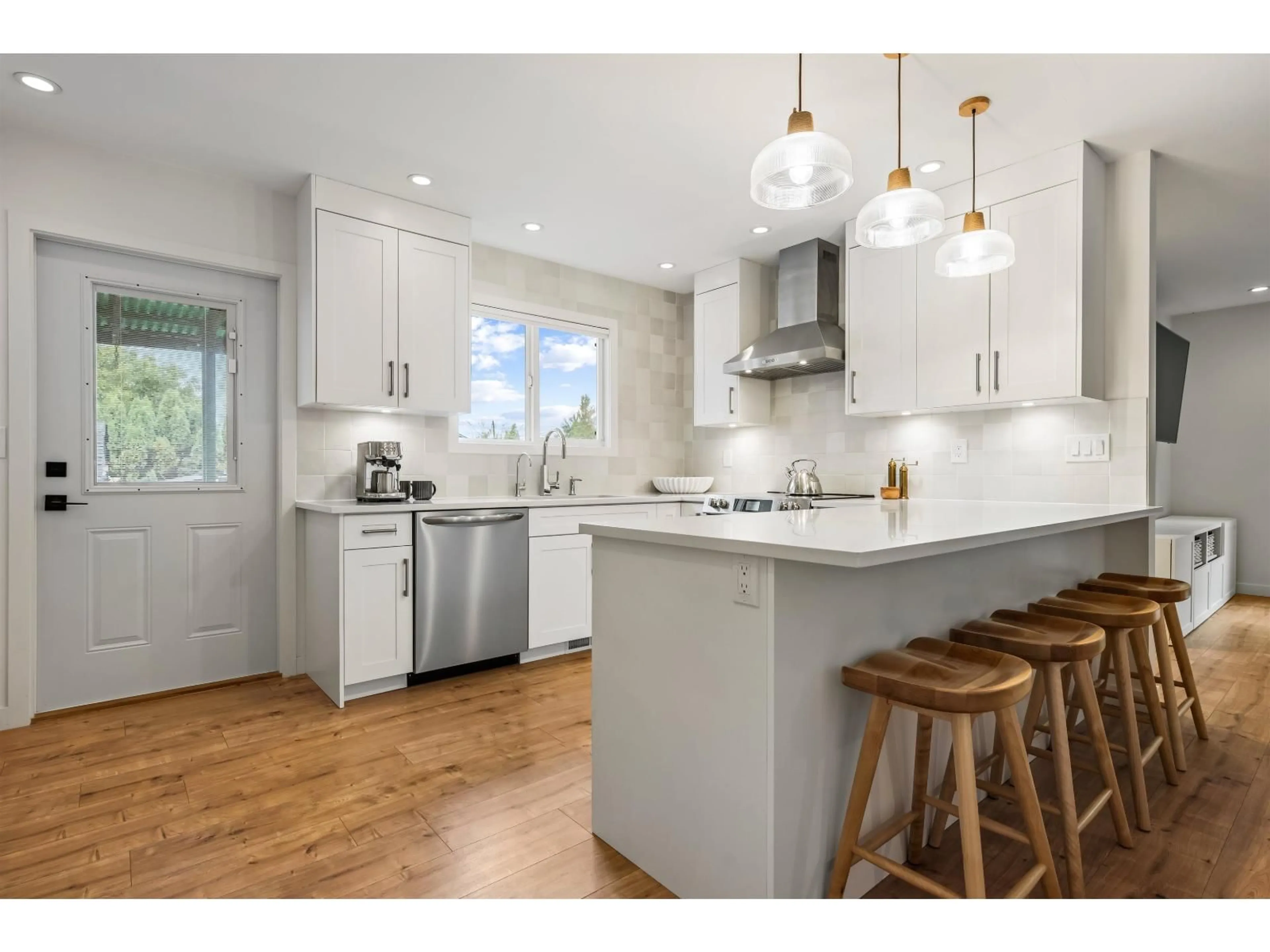 Open concept kitchen, wood/laminate floor for 9046 BROADWAY STREET, Chilliwack British Columbia V2P5W1