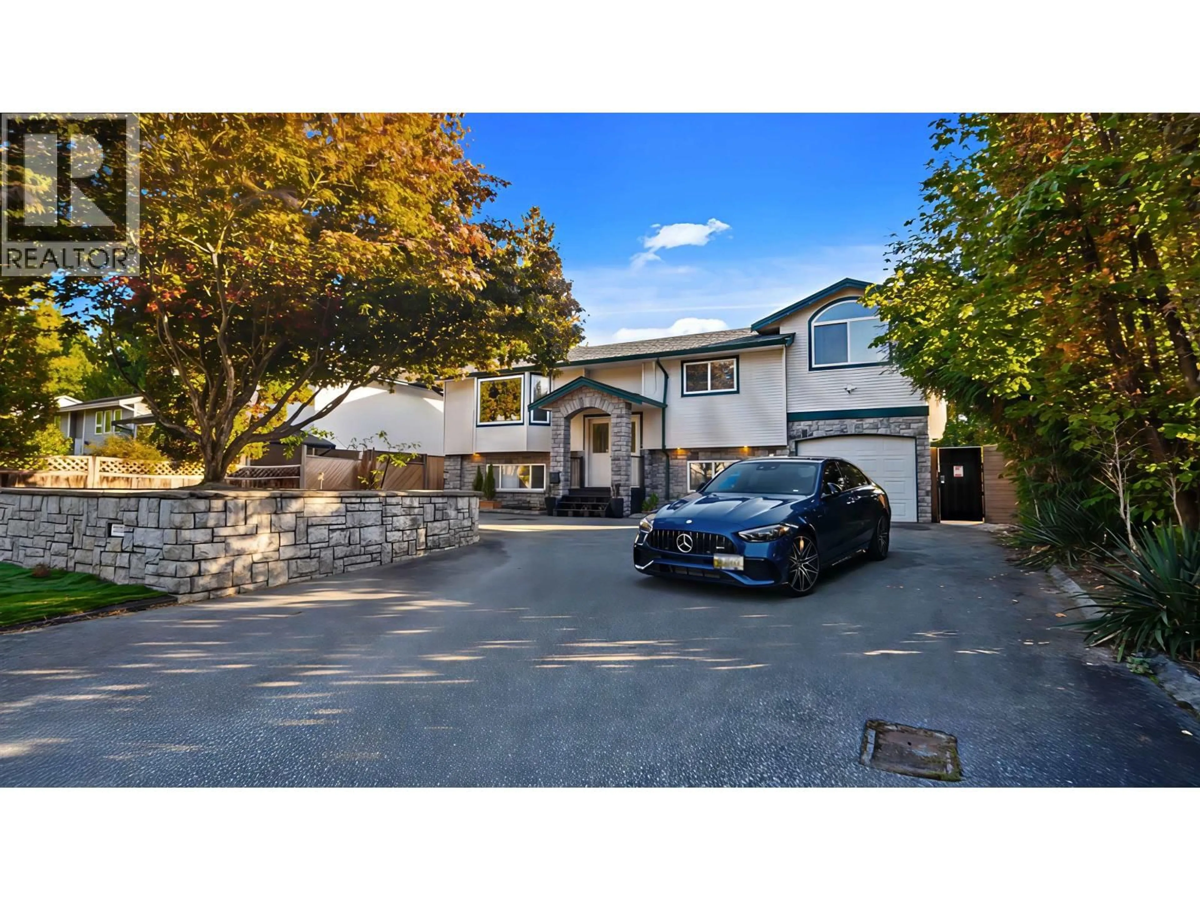 A pic from outside/outdoor area/front of a property/back of a property/a pic from drone, street for 21124 GLENWOOD AVENUE, Maple Ridge British Columbia V2X8K5
