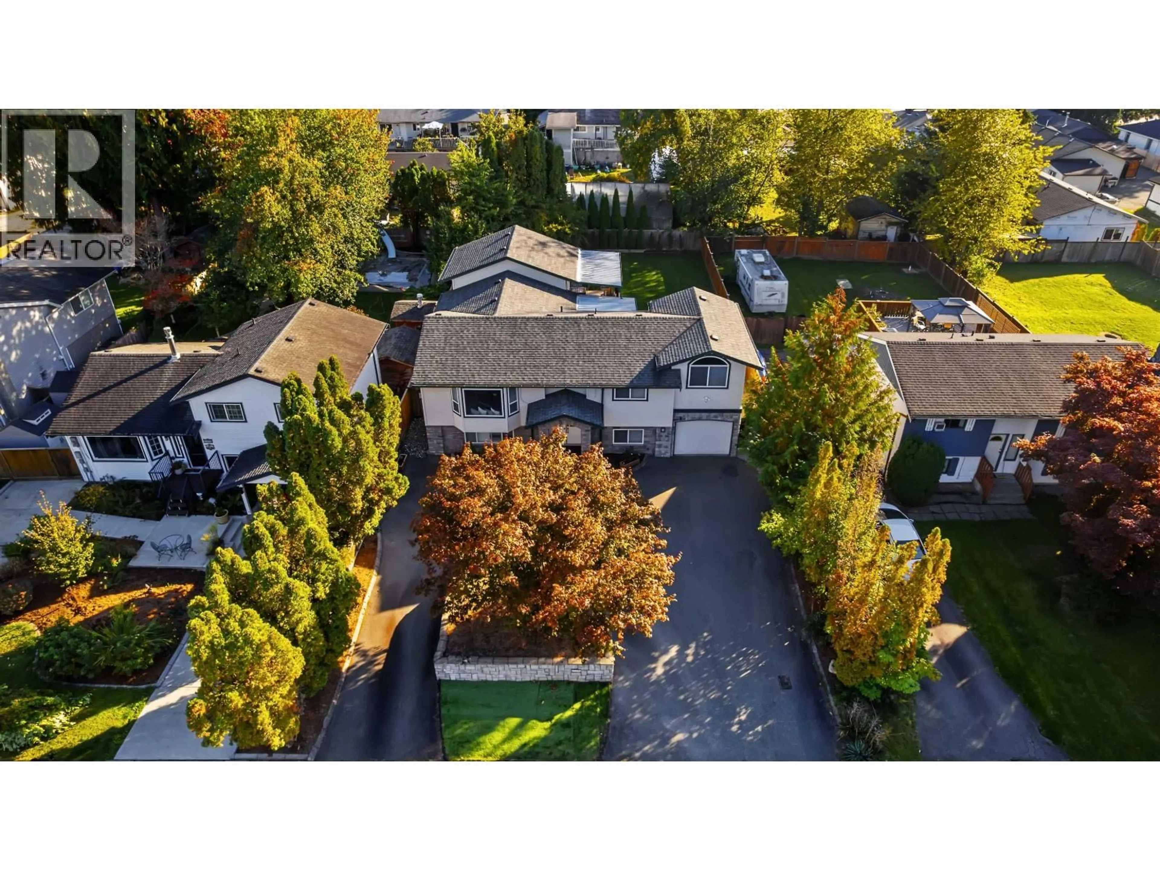 A pic from outside/outdoor area/front of a property/back of a property/a pic from drone, street for 21124 GLENWOOD AVENUE, Maple Ridge British Columbia V2X8K5