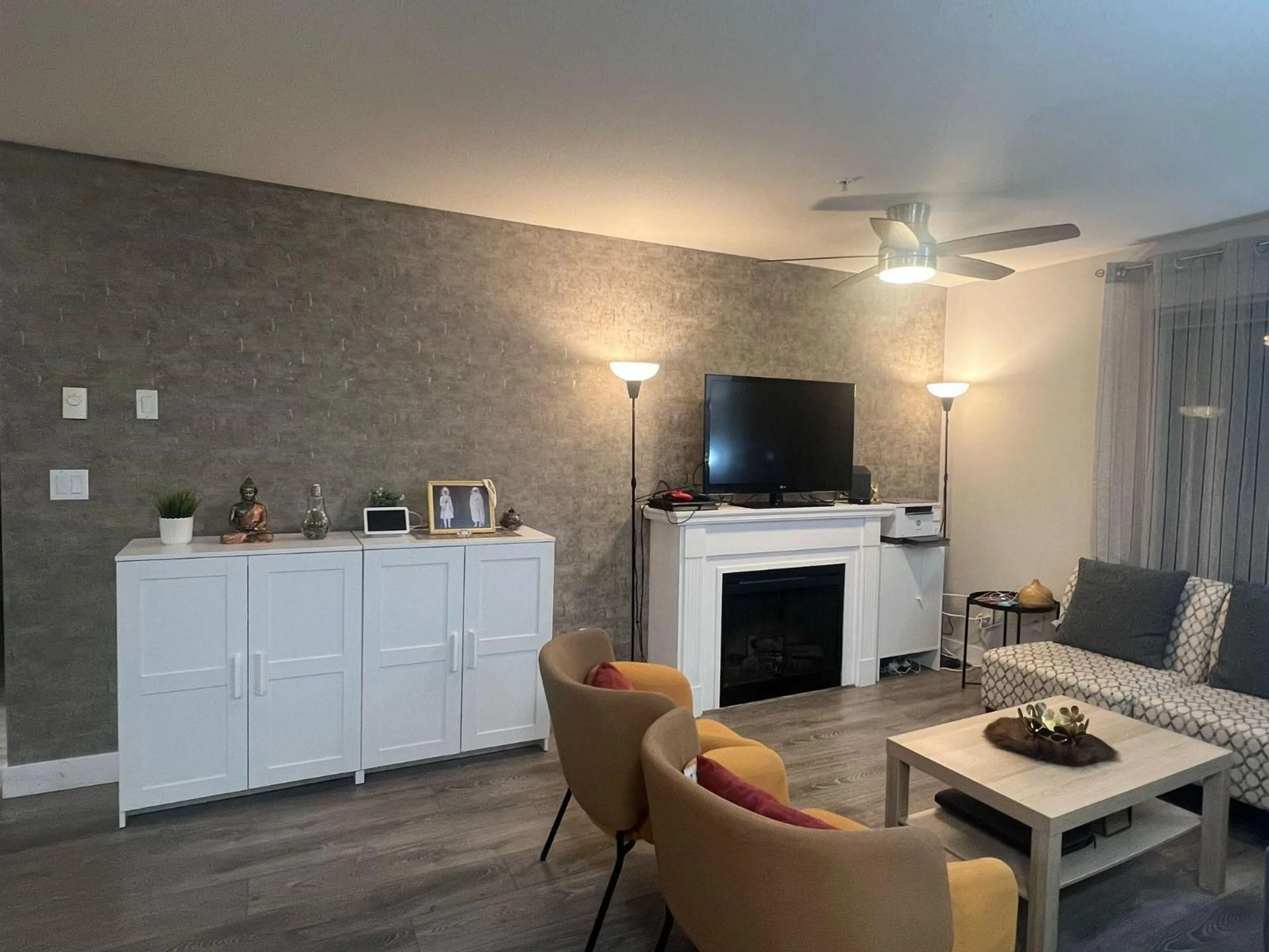 Living room with furniture, wood/laminate floor for 302 - 10092 148, Surrey British Columbia V3R4G7