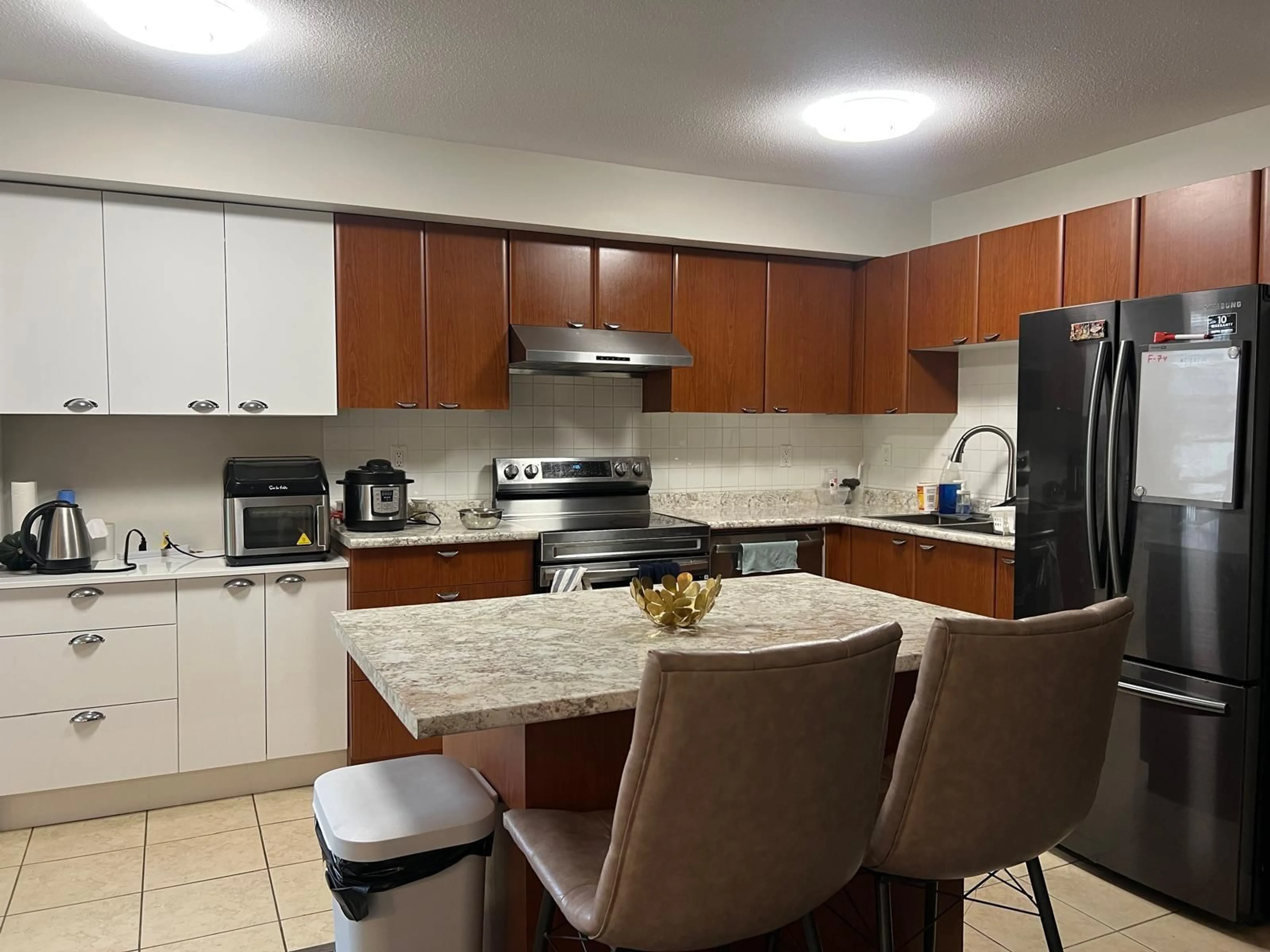 Standard kitchen, unknown for 302 - 10092 148, Surrey British Columbia V3R4G7
