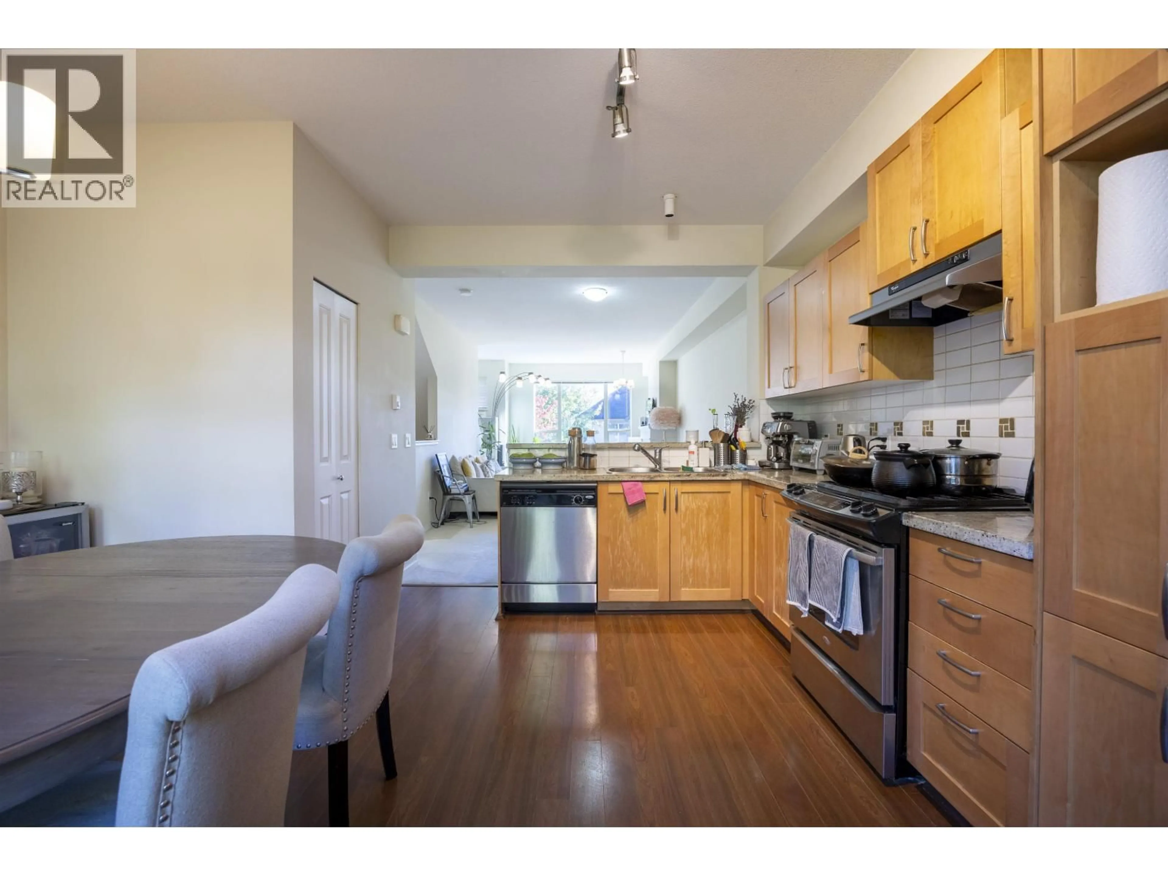 Open concept kitchen, wood/laminate floor for 211 - 3105 DAYANEE SPRINGS BOULEVARD, Coquitlam British Columbia V3E0C2