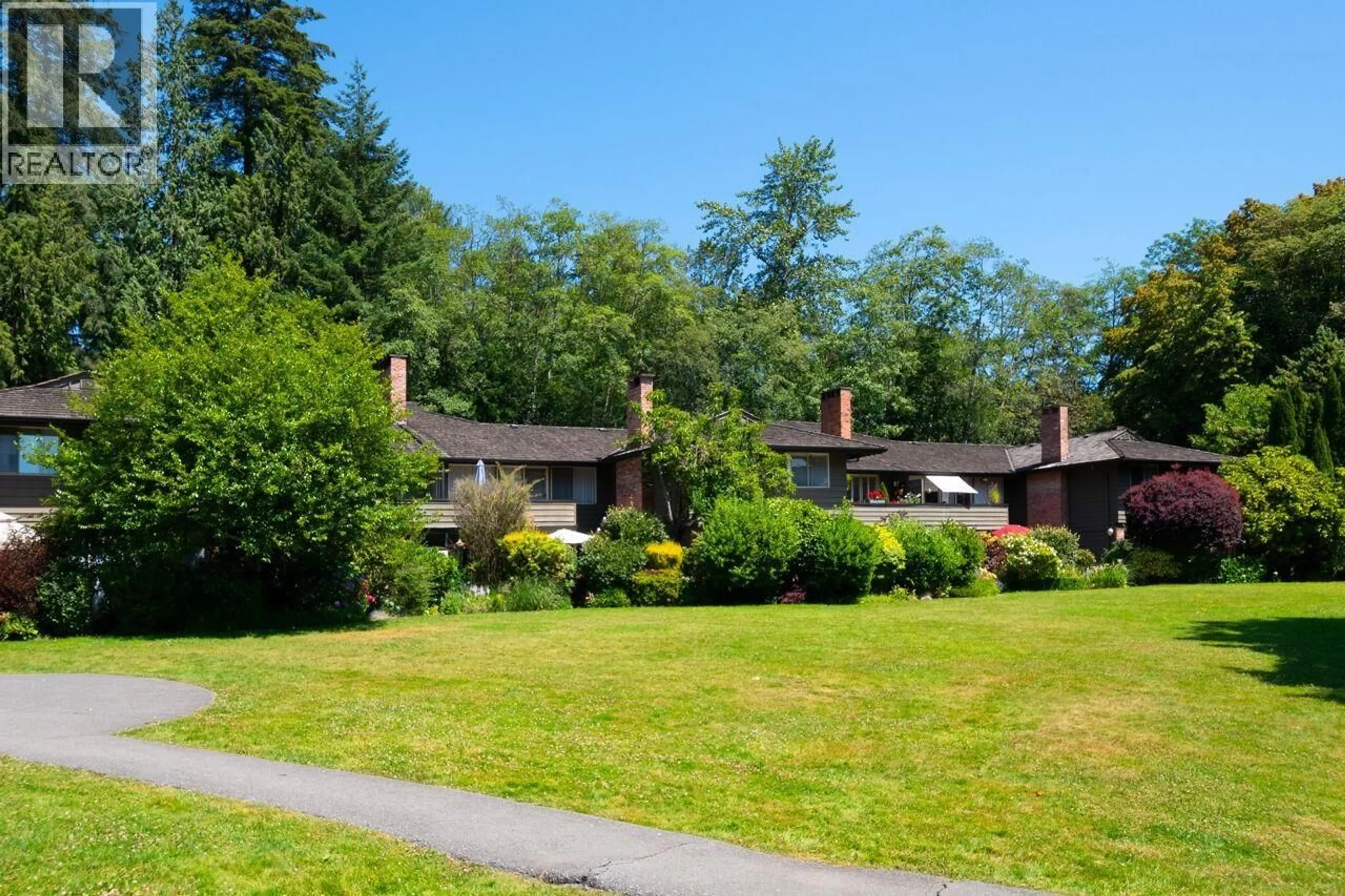 A pic from outside/outdoor area/front of a property/back of a property/a pic from drone, street for 810 - 235 KEITH ROAD, West Vancouver British Columbia V7T1L5