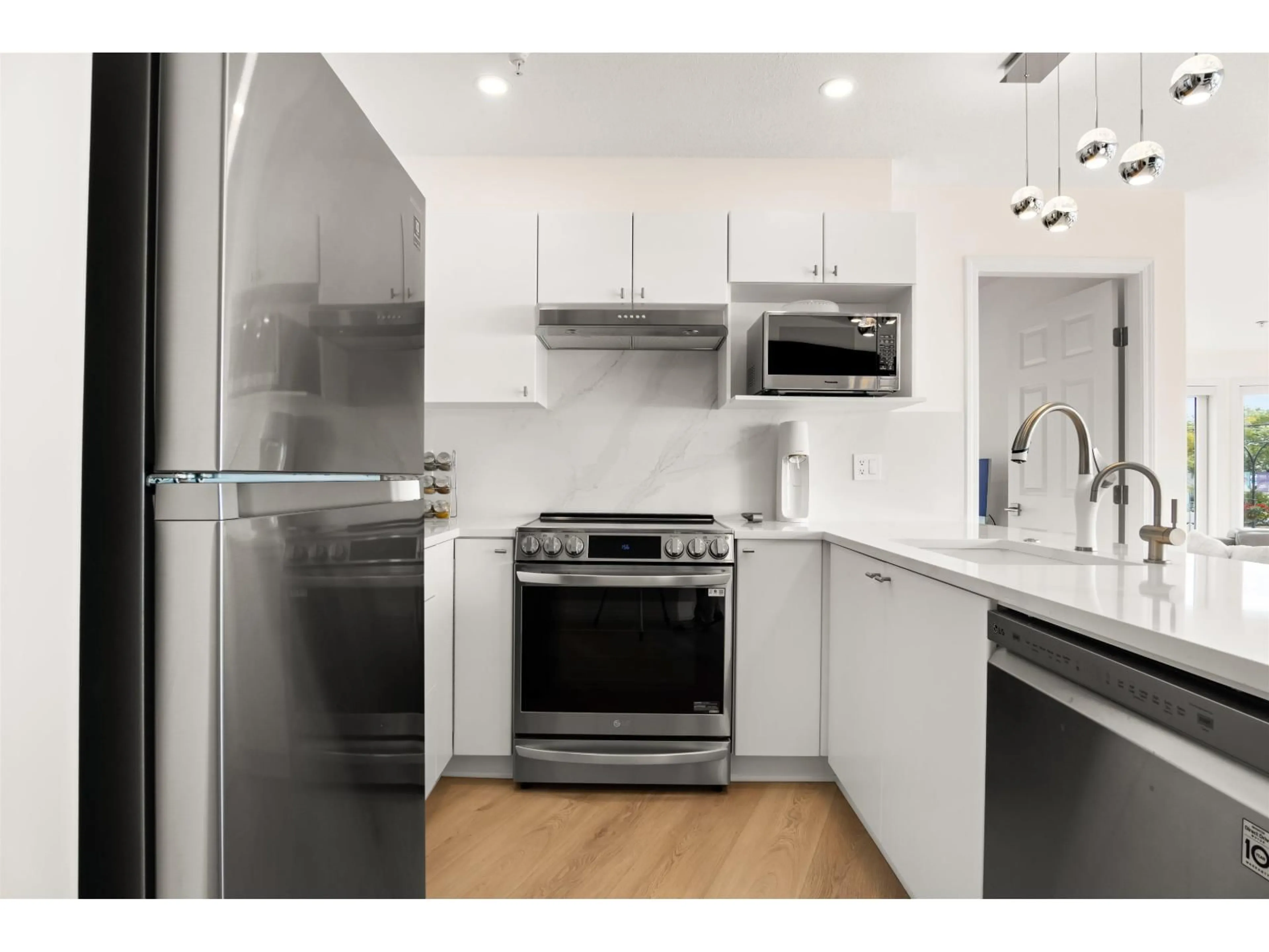 Standard kitchen, unknown for 206 - 1119 VIDAL, White Rock British Columbia V4B3T4