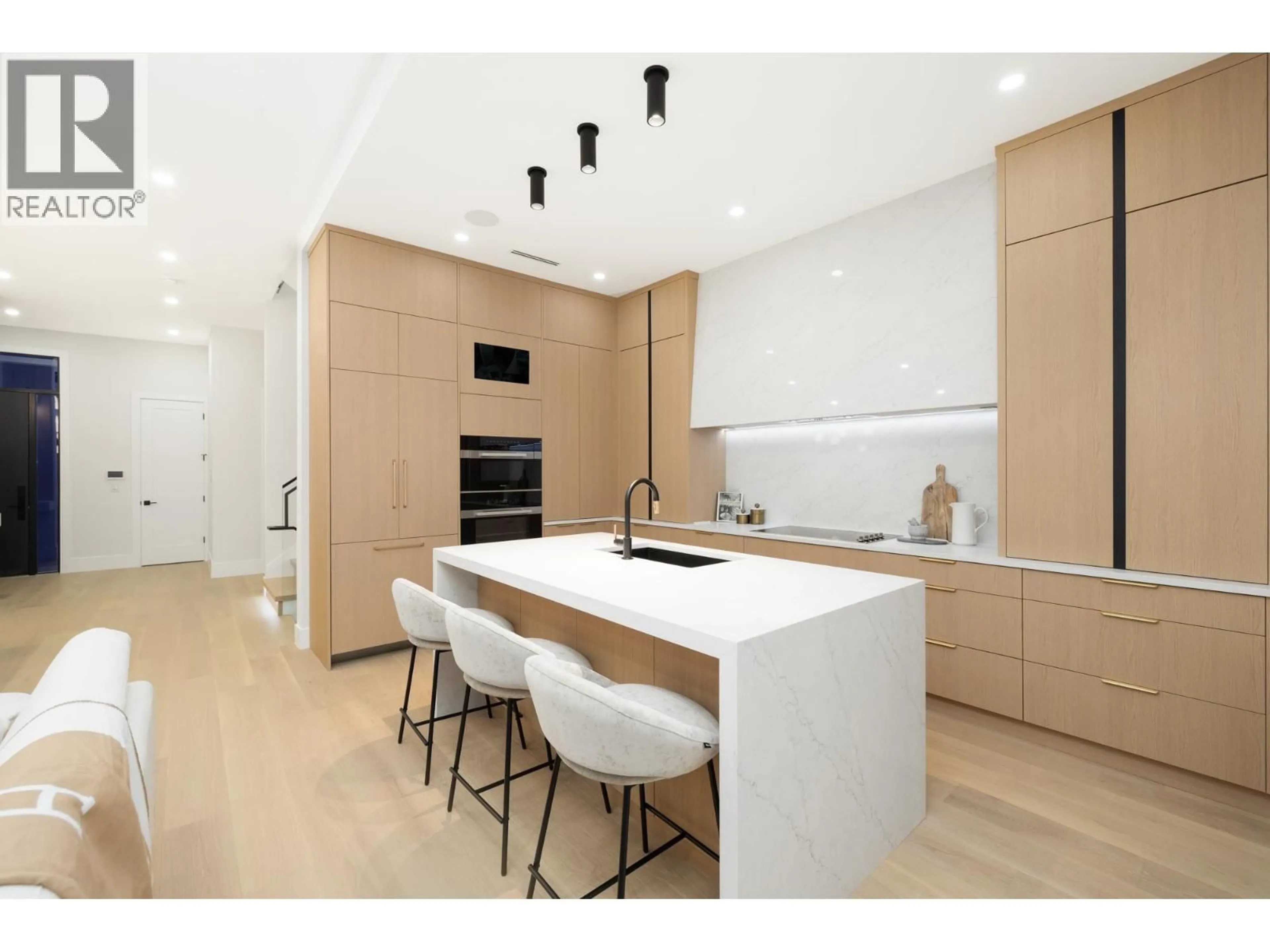 Contemporary kitchen, unknown for 131 GROSVENOR AVENUE, Burnaby British Columbia V5B3N7