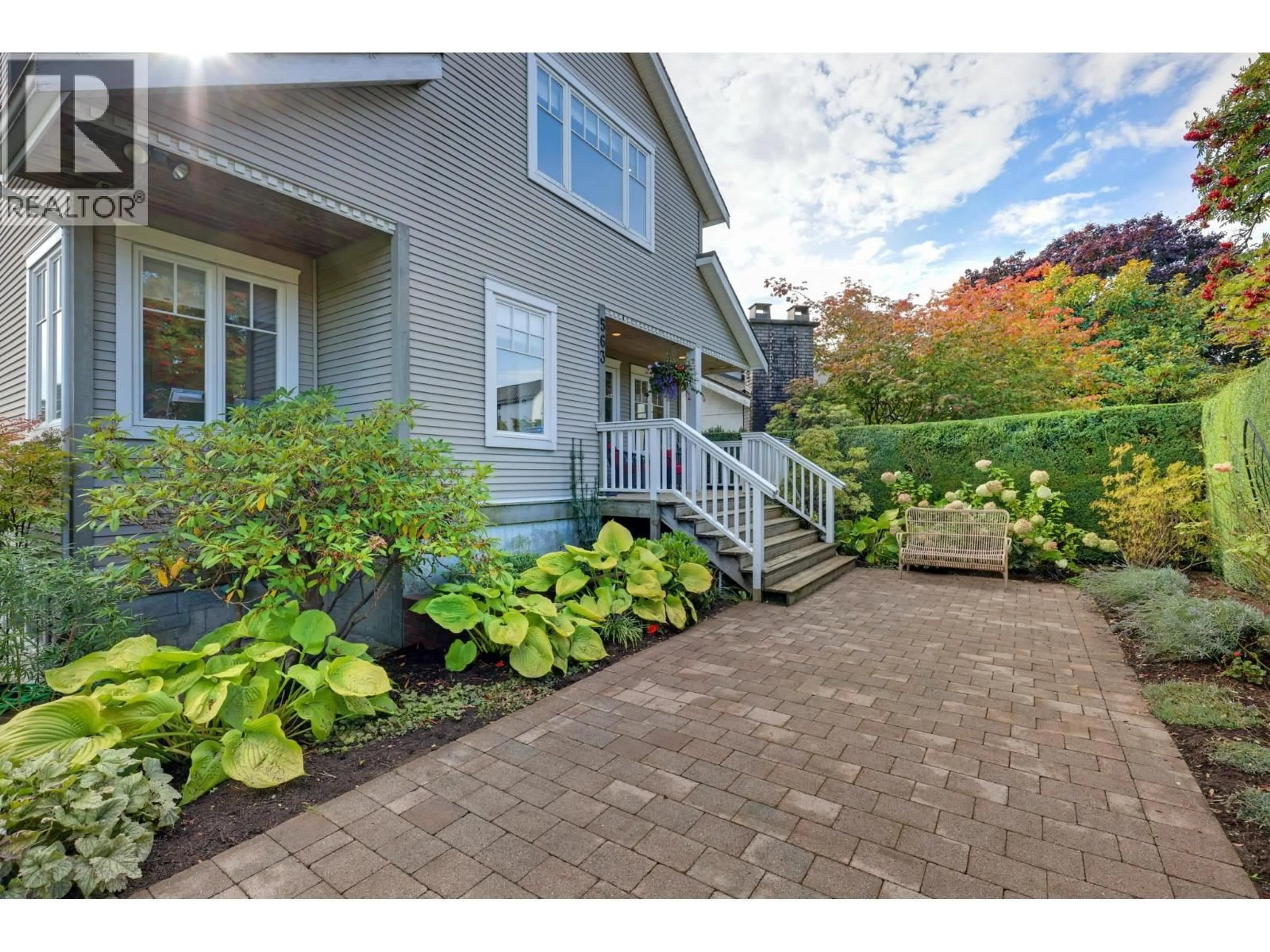 Patio, street for 563 6TH STREET, North Vancouver British Columbia V7L1R2